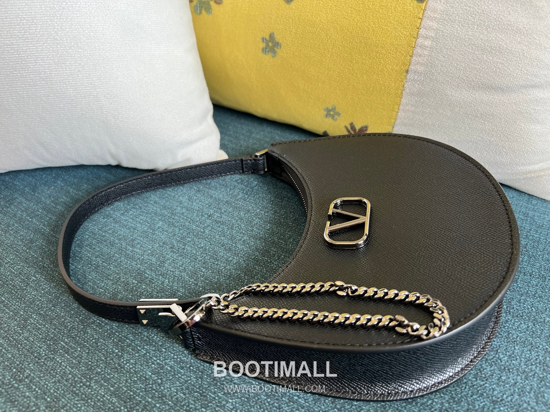 Valentino VLOGO Signature Mini Patent Calfskin Hobo Bag 발렌티노 브이로고 시그니처 미니 페이턴트 카프스킨 호보백 0069 20cm 11
