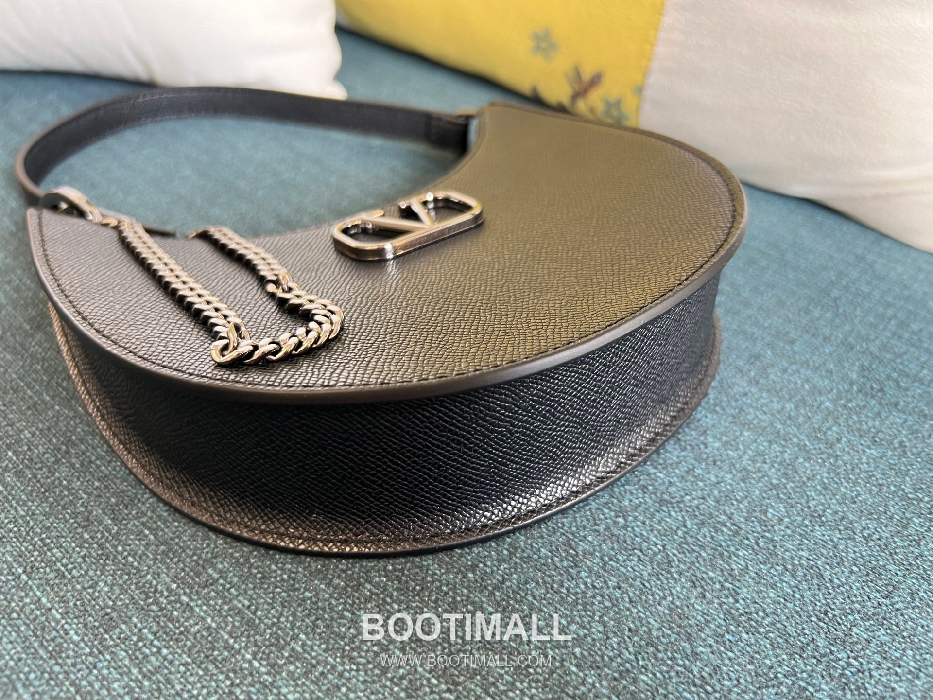 Valentino VLOGO Signature Mini Patent Calfskin Hobo Bag 발렌티노 브이로고 시그니처 미니 페이턴트 카프스킨 호보백 0069 20cm 12