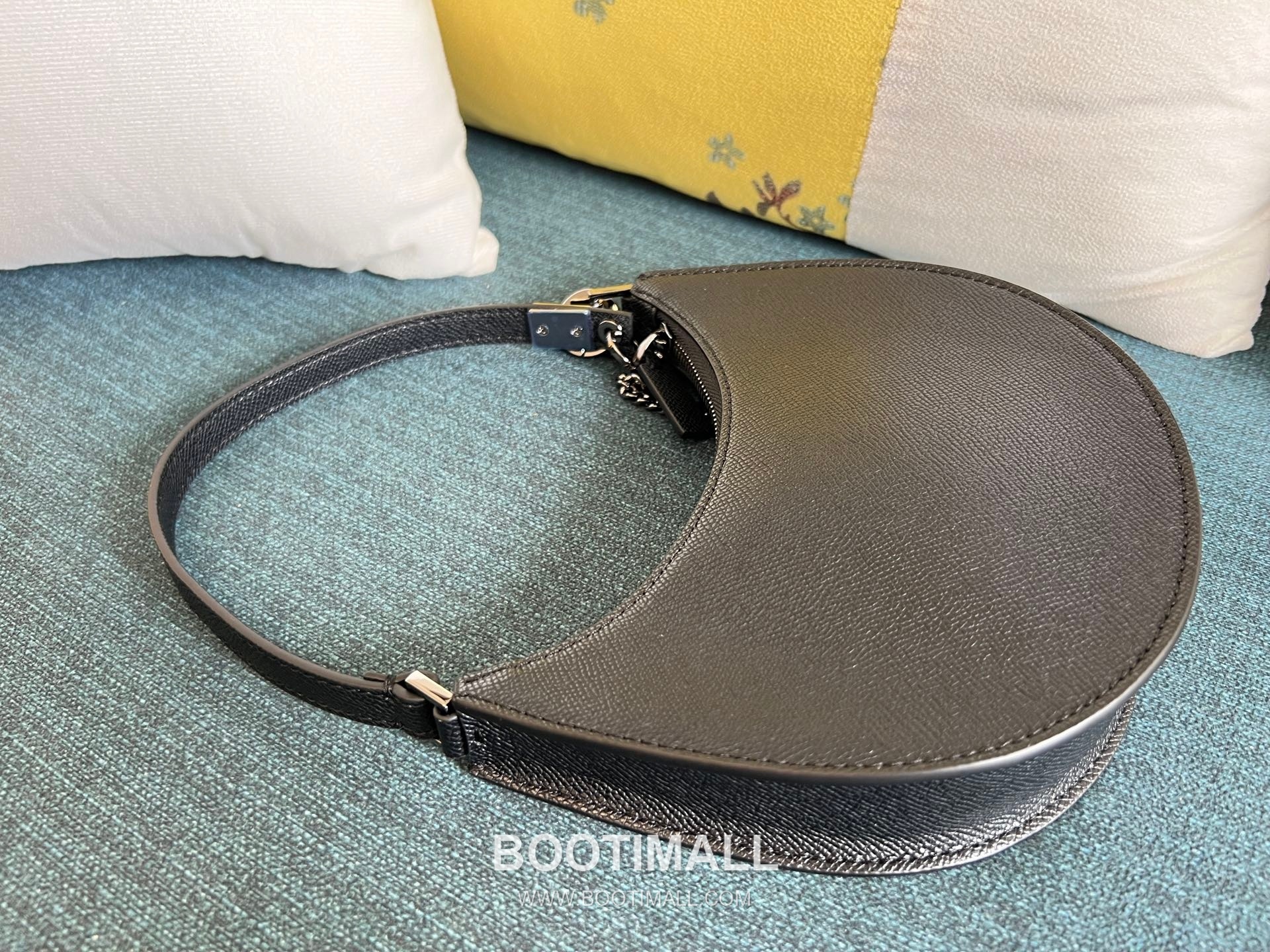 Valentino VLOGO Signature Mini Patent Calfskin Hobo Bag 발렌티노 브이로고 시그니처 미니 페이턴트 카프스킨 호보백 0069 20cm 13