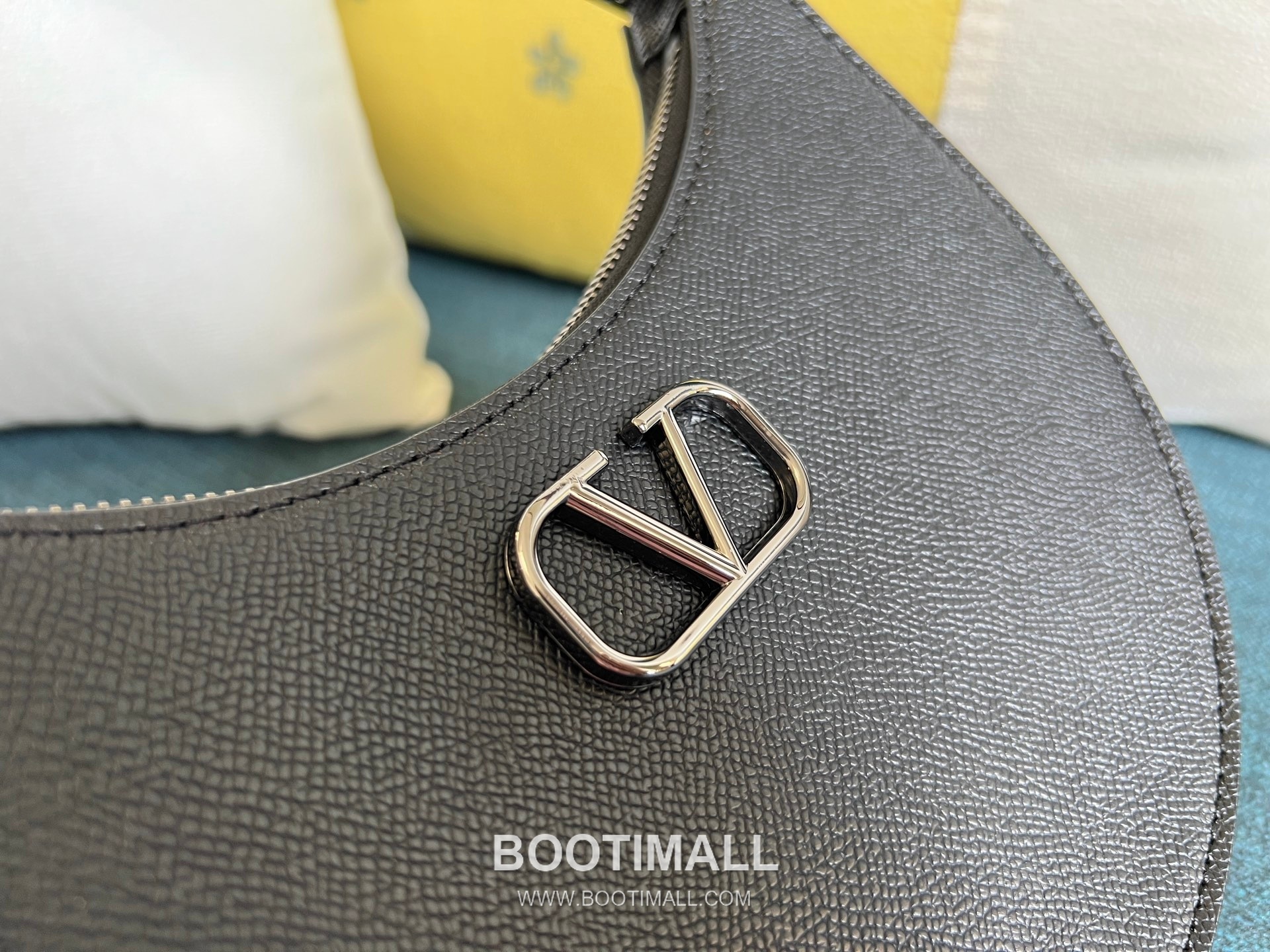 Valentino VLOGO Signature Mini Patent Calfskin Hobo Bag 발렌티노 브이로고 시그니처 미니 페이턴트 카프스킨 호보백 0069 20cm 14