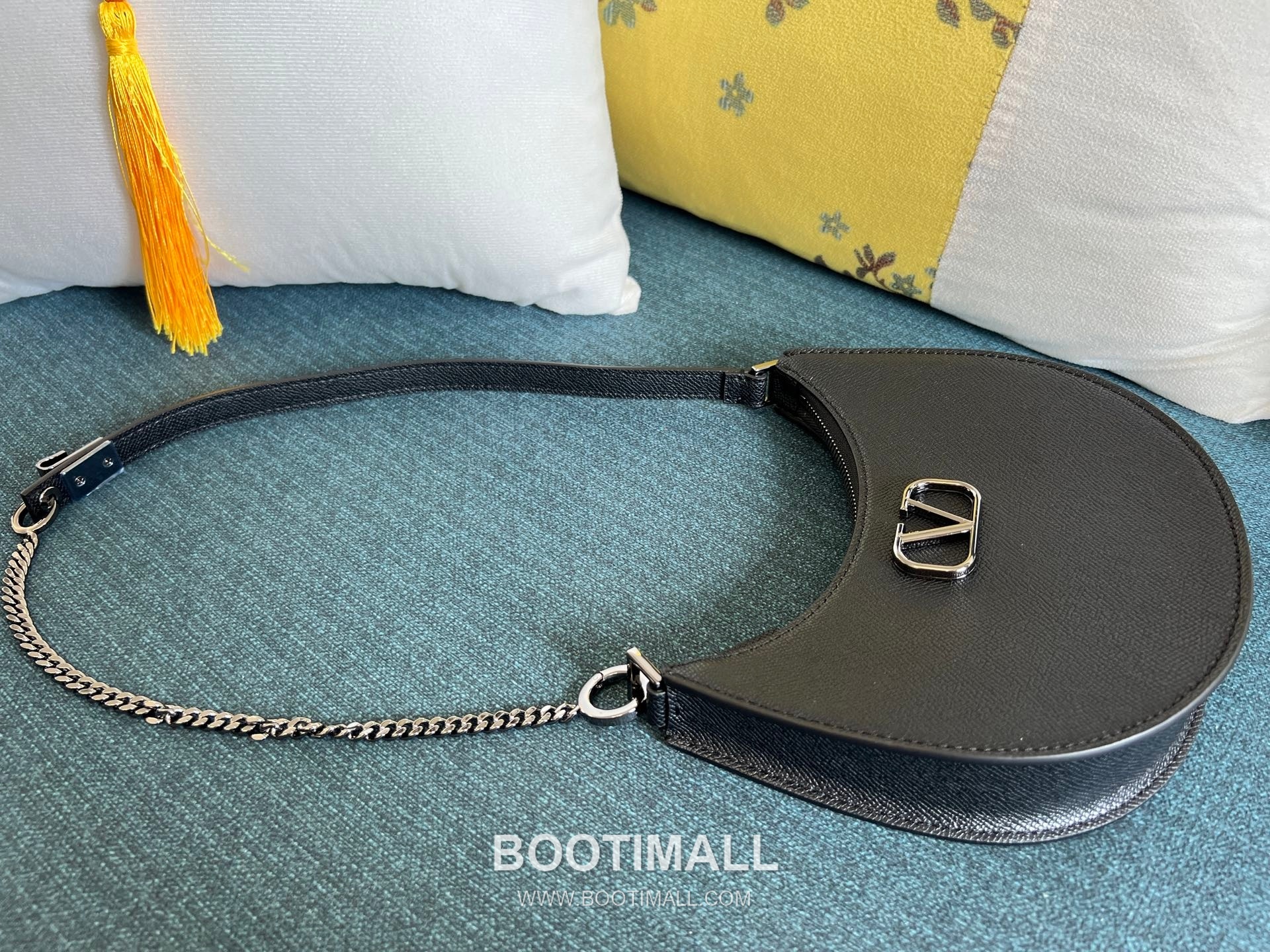 Valentino VLOGO Signature Mini Patent Calfskin Hobo Bag 발렌티노 브이로고 시그니처 미니 페이턴트 카프스킨 호보백 0069 20cm 15