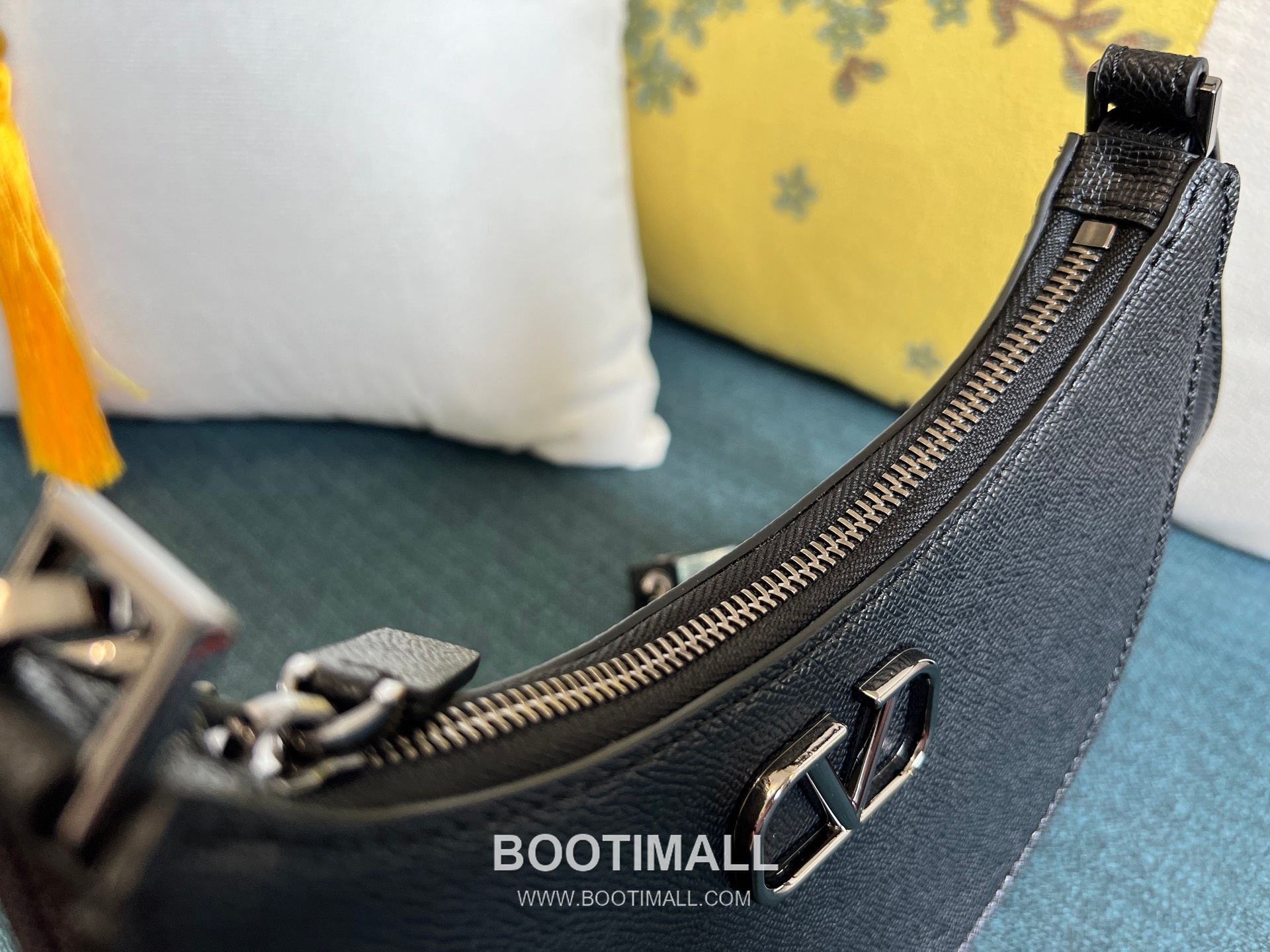 Valentino VLOGO Signature Mini Patent Calfskin Hobo Bag 발렌티노 브이로고 시그니처 미니 페이턴트 카프스킨 호보백 0069 20cm 16