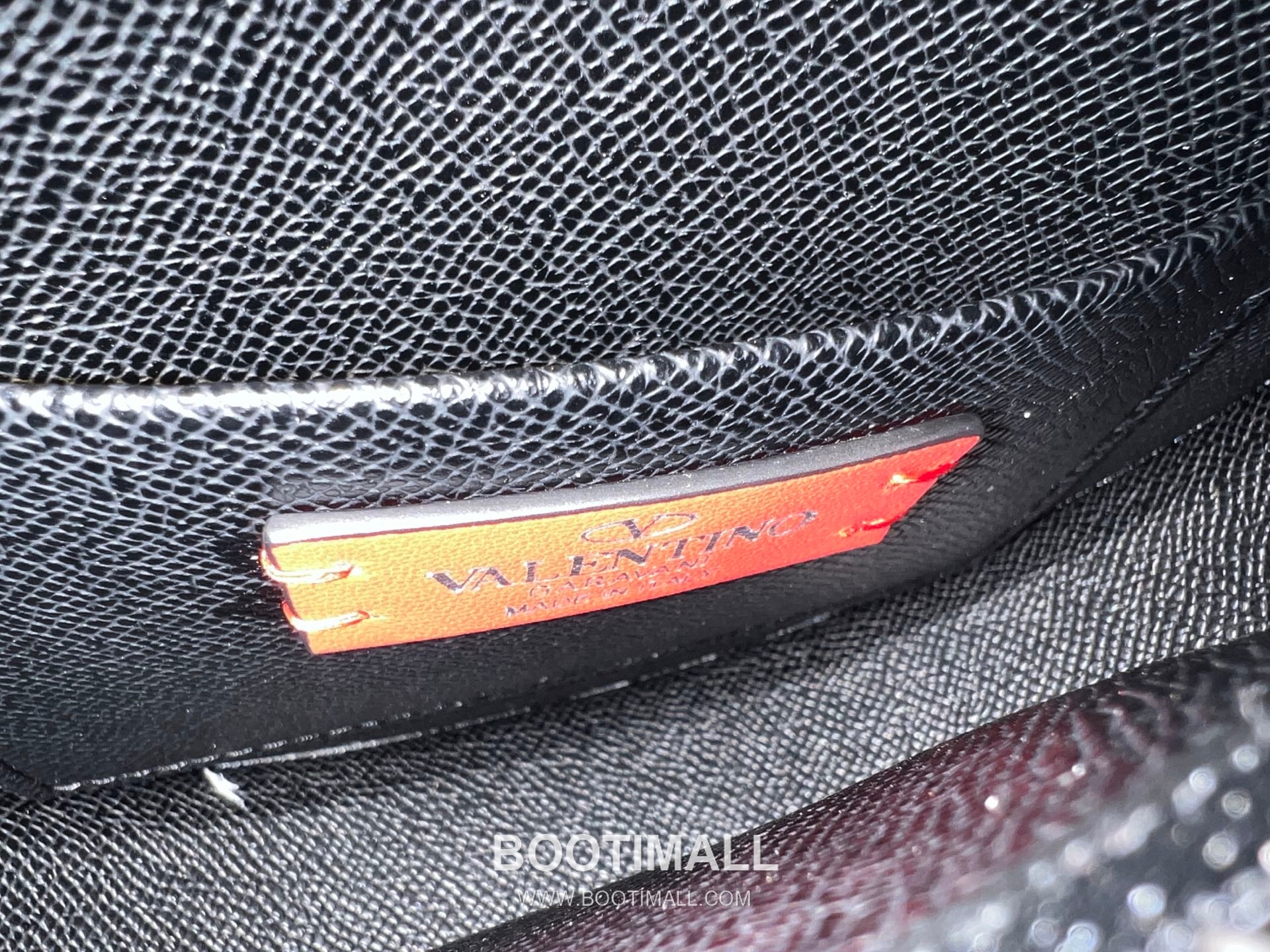 Valentino VLOGO Signature Mini Patent Calfskin Hobo Bag 발렌티노 브이로고 시그니처 미니 페이턴트 카프스킨 호보백 0069 20cm 18