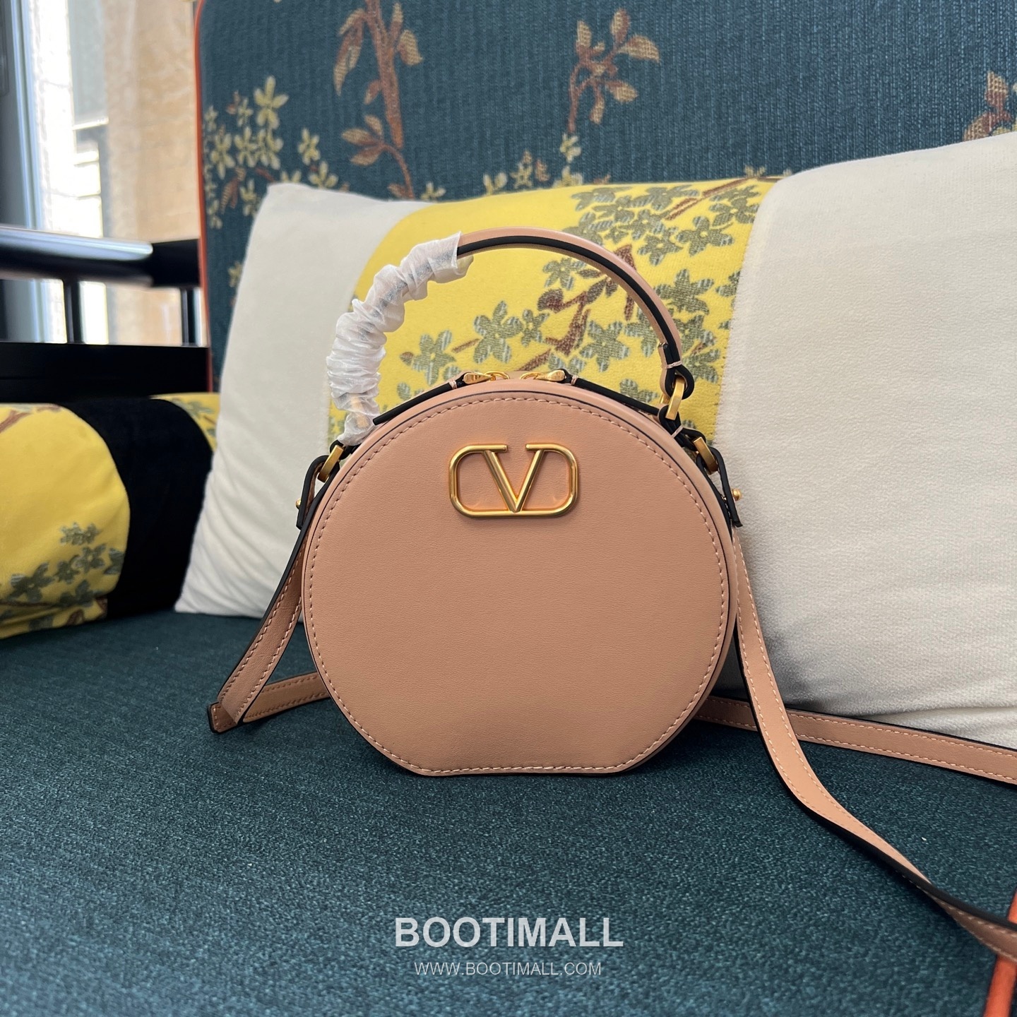 Valentino Garavani VLogo Signature Calfskin Beige Crossbody Bag 발렌티노 가라바니 2097 브이로고 시그니처 카프스킨 베이지 크로스백 16cm 1