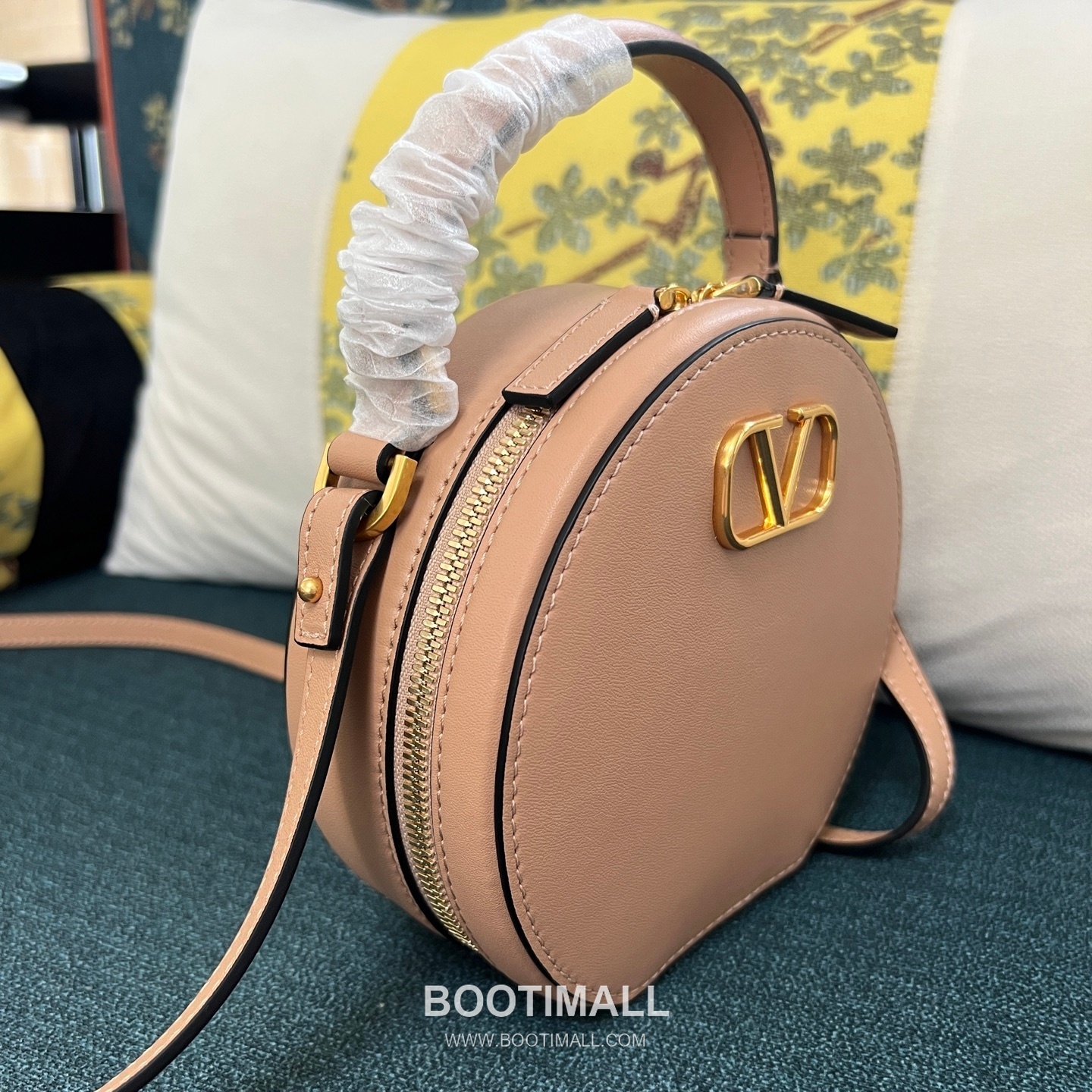 Valentino Garavani VLogo Signature Calfskin Beige Crossbody Bag 발렌티노 가라바니 2097 브이로고 시그니처 카프스킨 베이지 크로스백 16cm 2
