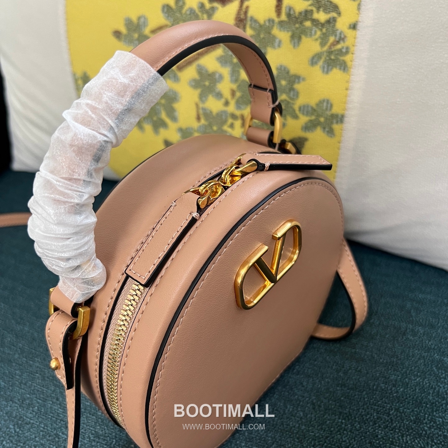 Valentino Garavani VLogo Signature Calfskin Beige Crossbody Bag 발렌티노 가라바니 2097 브이로고 시그니처 카프스킨 베이지 크로스백 16cm 3