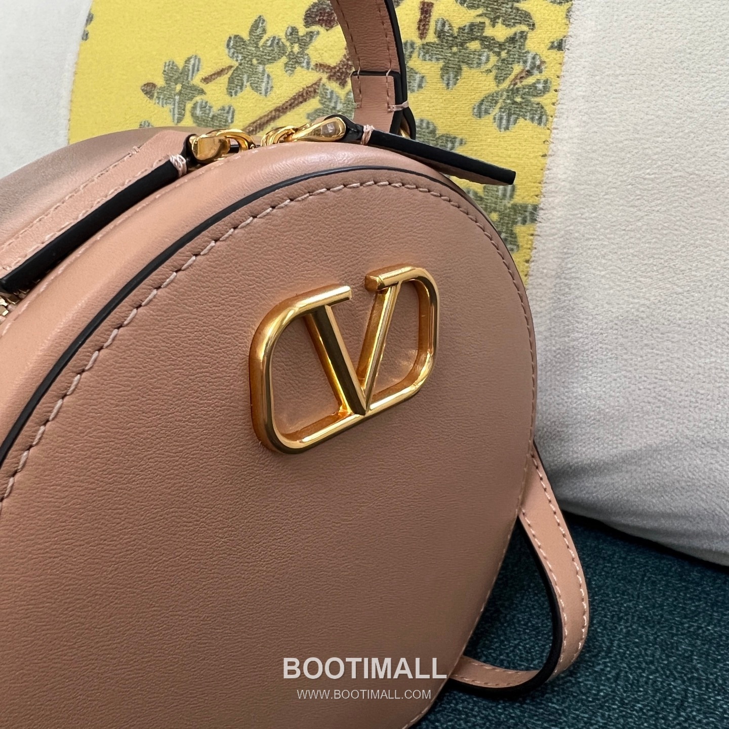Valentino Garavani VLogo Signature Calfskin Beige Crossbody Bag 발렌티노 가라바니 2097 브이로고 시그니처 카프스킨 베이지 크로스백 16cm 4