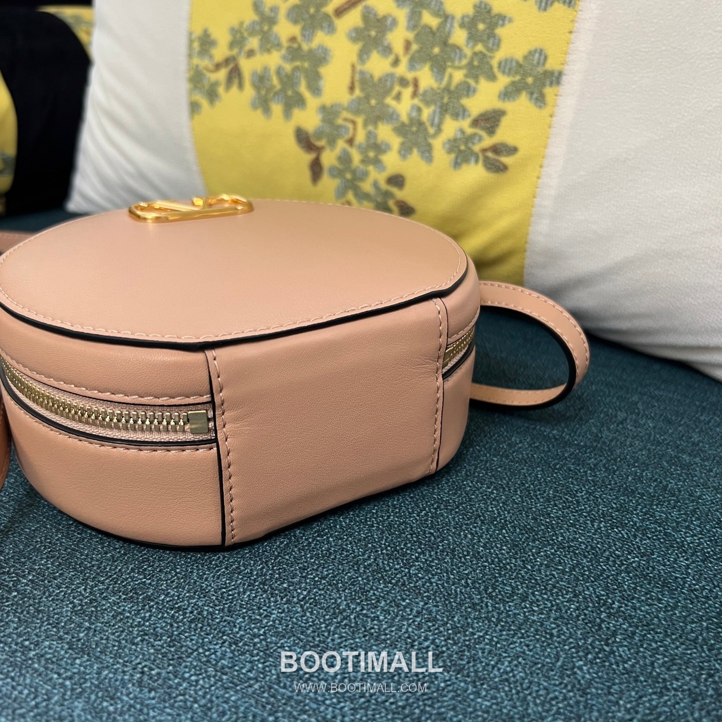 Valentino Garavani VLogo Signature Calfskin Beige Crossbody Bag 발렌티노 가라바니 2097 브이로고 시그니처 카프스킨 베이지 크로스백 16cm 5