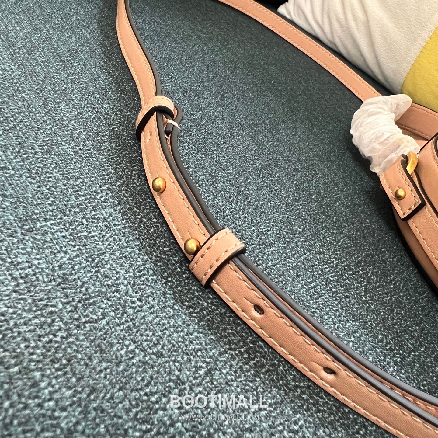 Valentino Garavani VLogo Signature Calfskin Beige Crossbody Bag 발렌티노 가라바니 2097 브이로고 시그니처 카프스킨 베이지 크로스백 16cm 6