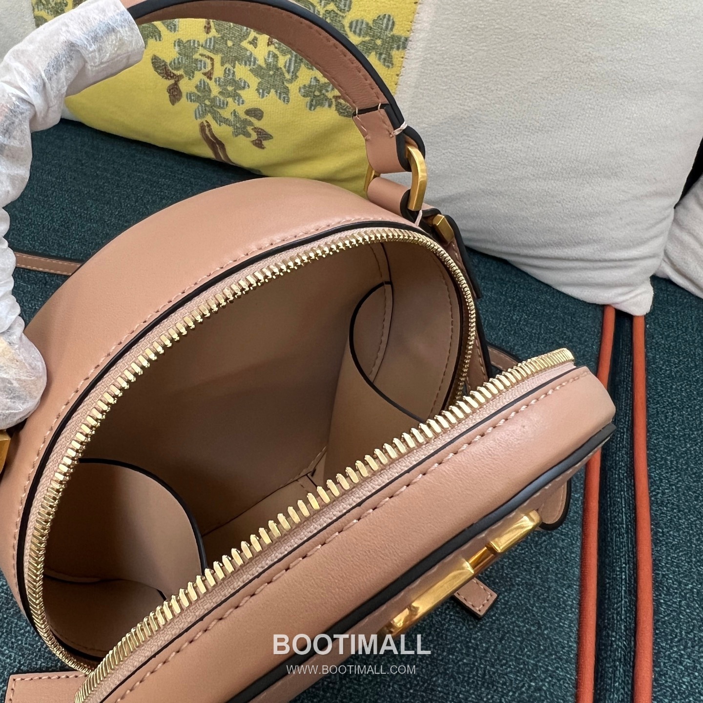 Valentino Garavani VLogo Signature Calfskin Beige Crossbody Bag 발렌티노 가라바니 2097 브이로고 시그니처 카프스킨 베이지 크로스백 16cm 8