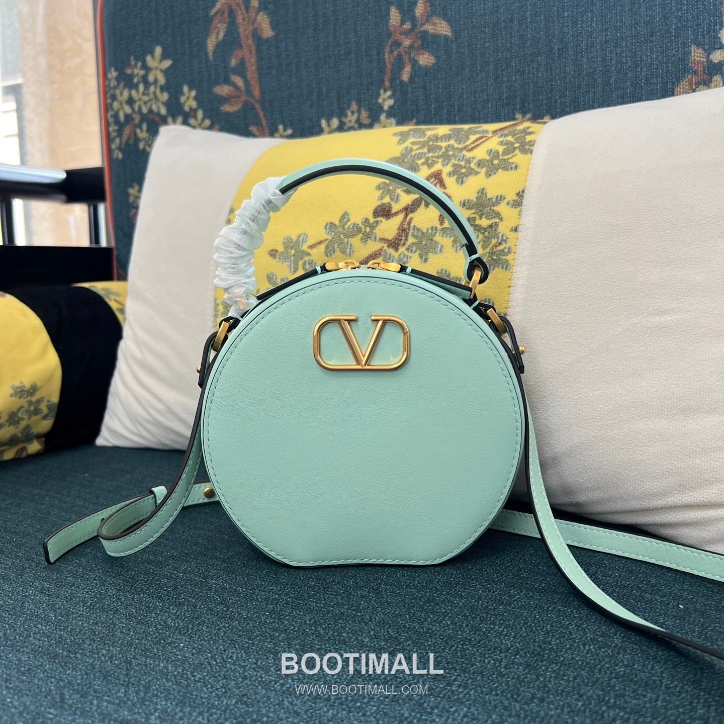 Valentino Garavani VLogo Signature Calfskin Beige Crossbody Bag 발렌티노 가라바니 2097 브이로고 시그니처 카프스킨 베이지 크로스백 16cm 1