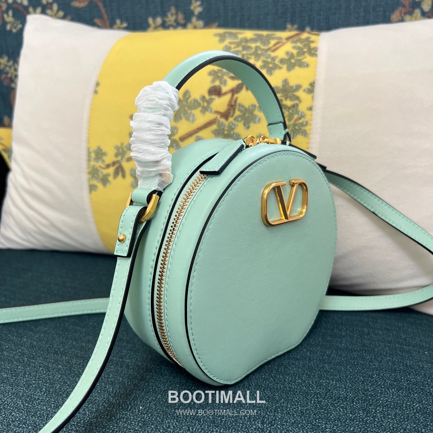 Valentino Garavani VLogo Signature Calfskin Beige Crossbody Bag 발렌티노 가라바니 2097 브이로고 시그니처 카프스킨 베이지 크로스백 16cm 2