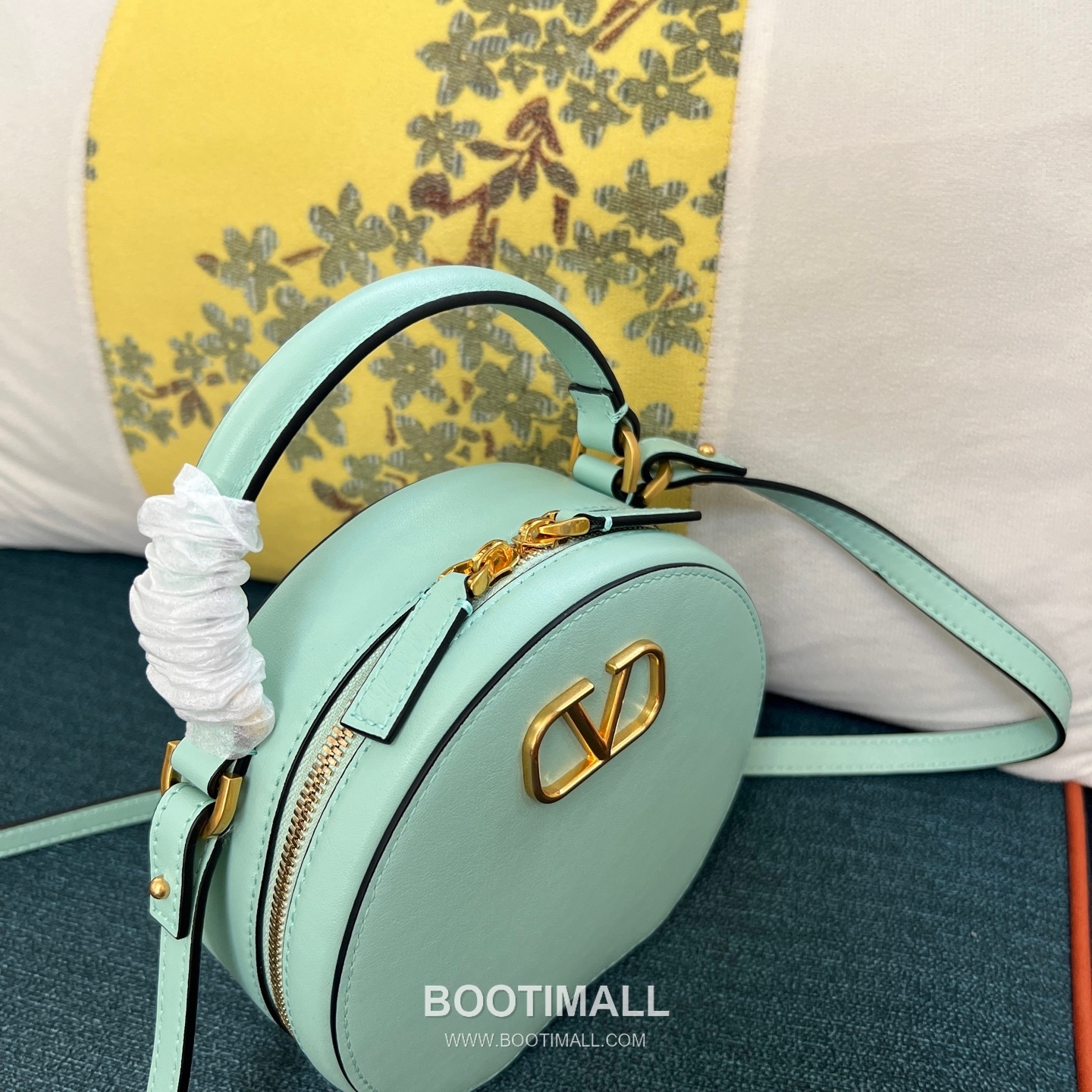 Valentino Garavani VLogo Signature Calfskin Beige Crossbody Bag 발렌티노 가라바니 2097 브이로고 시그니처 카프스킨 베이지 크로스백 16cm 3