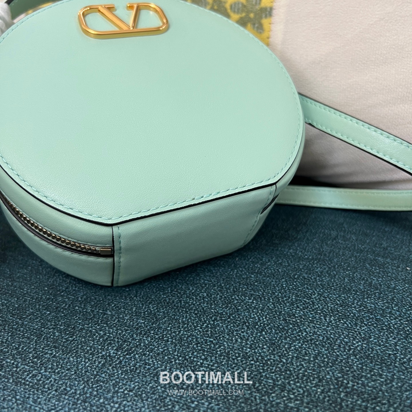 Valentino Garavani VLogo Signature Calfskin Beige Crossbody Bag 발렌티노 가라바니 2097 브이로고 시그니처 카프스킨 베이지 크로스백 16cm 5