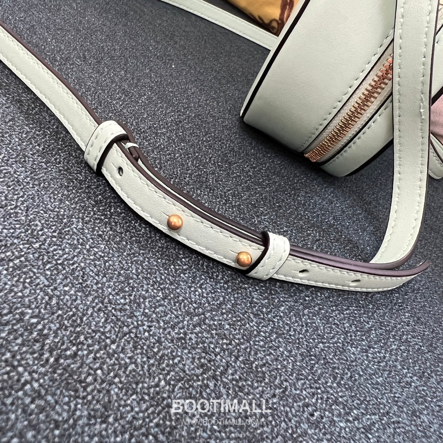 Valentino Garavani VLogo Signature Calfskin Beige Crossbody Bag 발렌티노 가라바니 2097 브이로고 시그니처 카프스킨 베이지 크로스백 16cm 6