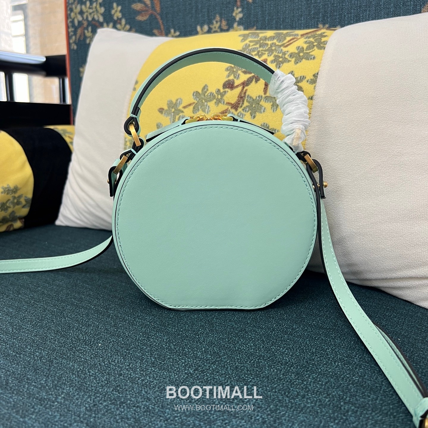 Valentino Garavani VLogo Signature Calfskin Beige Crossbody Bag 발렌티노 가라바니 2097 브이로고 시그니처 카프스킨 베이지 크로스백 16cm 7