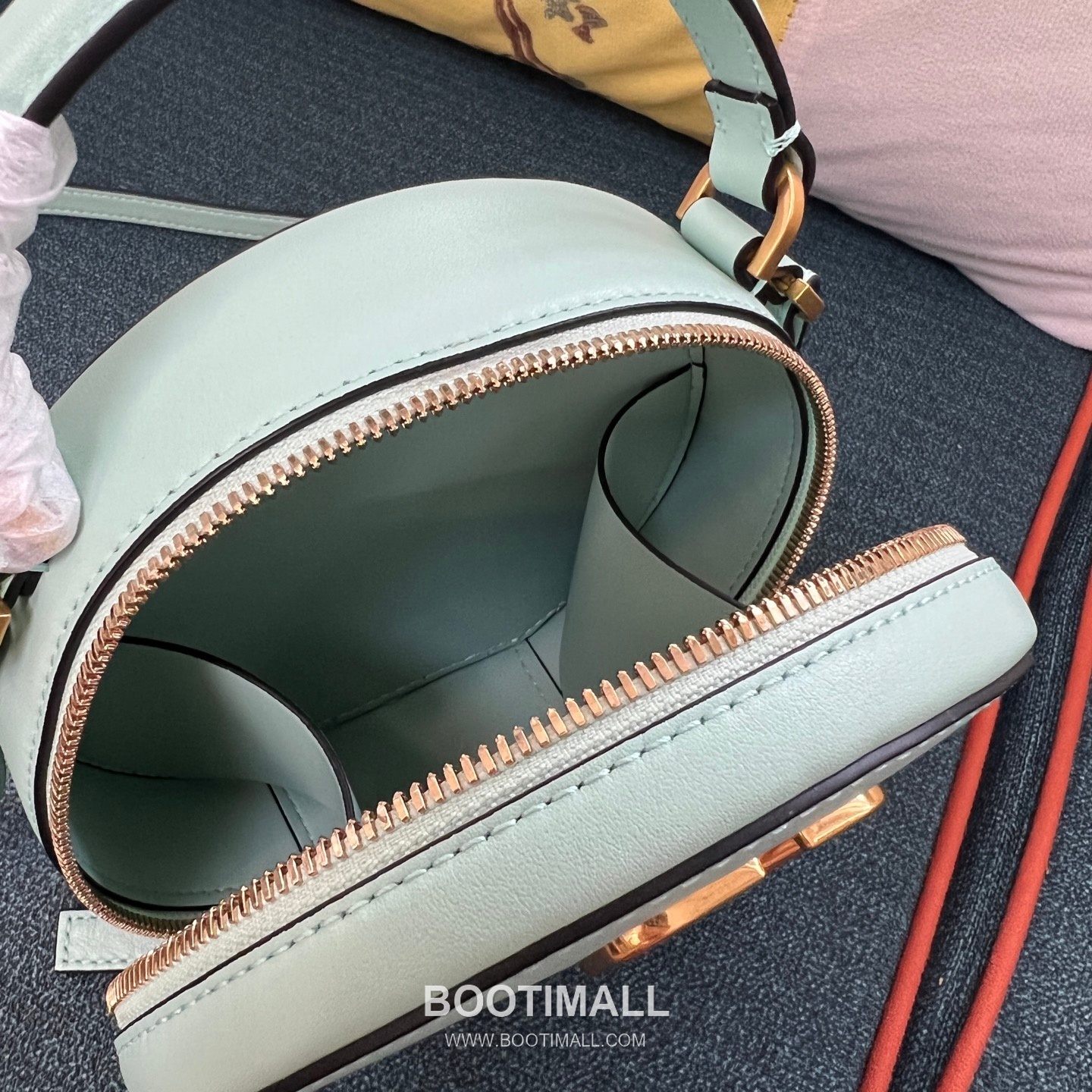 Valentino Garavani VLogo Signature Calfskin Beige Crossbody Bag 발렌티노 가라바니 2097 브이로고 시그니처 카프스킨 베이지 크로스백 16cm 8