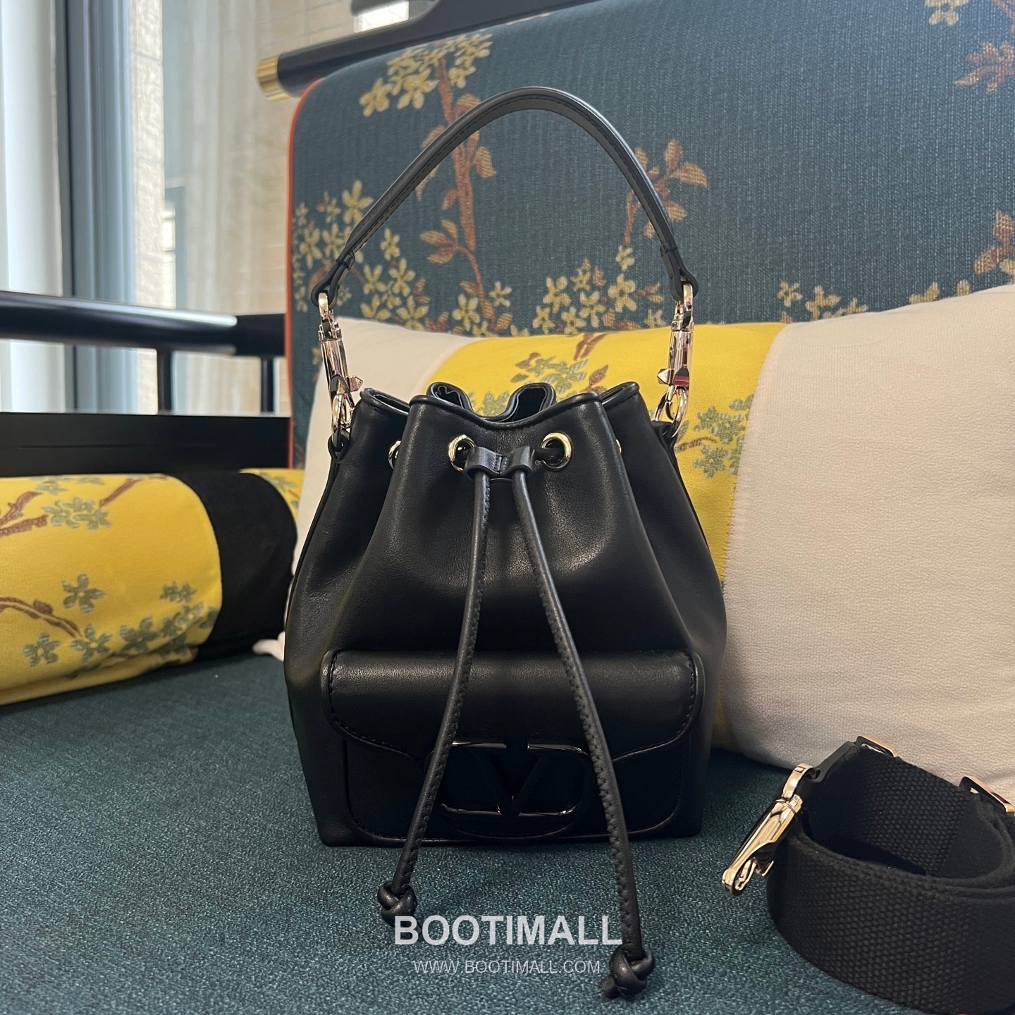 Valentino Garavani VLOGO Signature Calfskin Loco Bucket Bag 발렌티노 가라바니 VLOGO 시그니처 2094 송아지 가죽 로코 버킷백 19cm 1