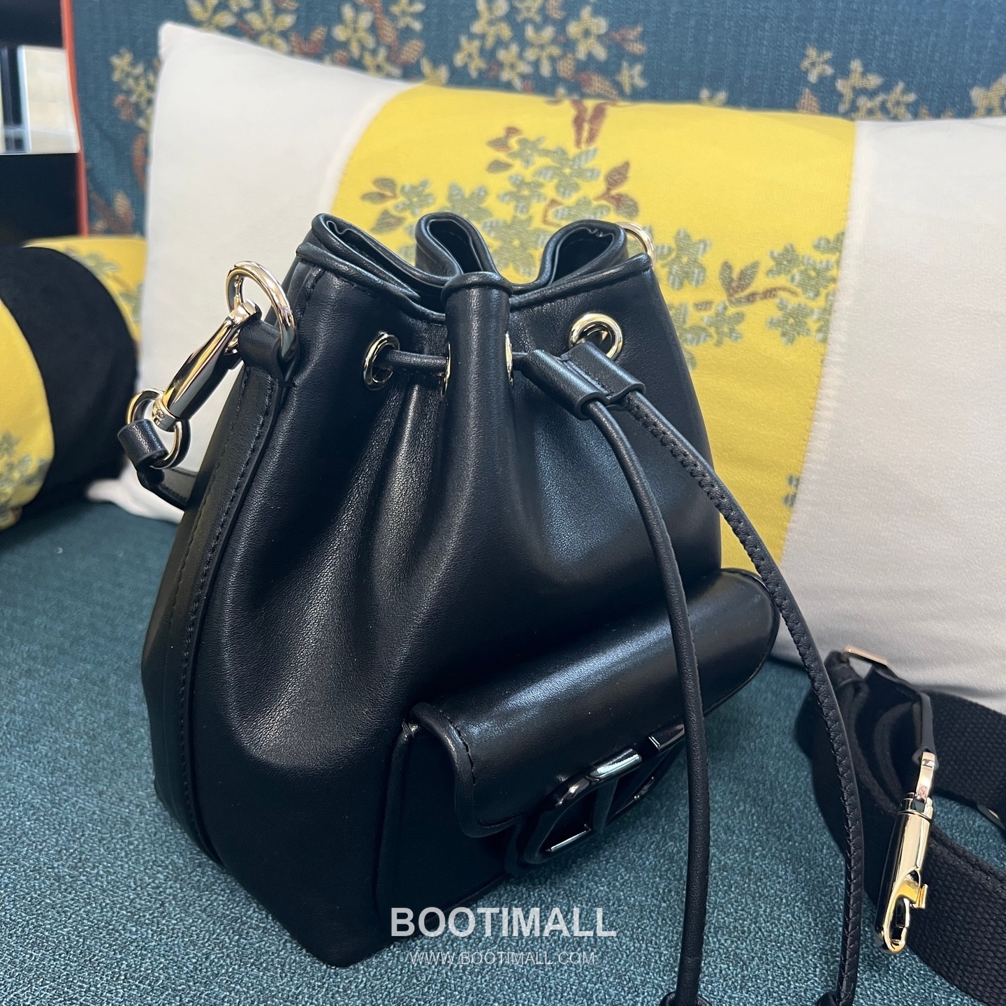 Valentino Garavani VLOGO Signature Calfskin Loco Bucket Bag 발렌티노 가라바니 VLOGO 시그니처 2094 송아지 가죽 로코 버킷백 19cm 2
