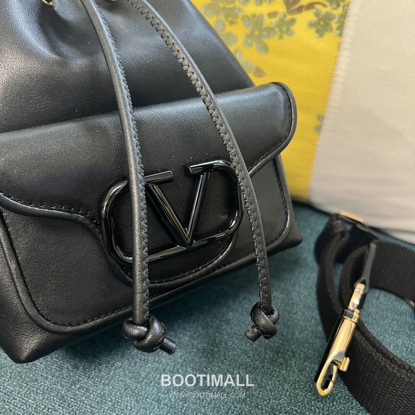 Valentino Garavani VLOGO Signature Calfskin Loco Bucket Bag 발렌티노 가라바니 VLOGO 시그니처 2094 송아지 가죽 로코 버킷백 19cm 3