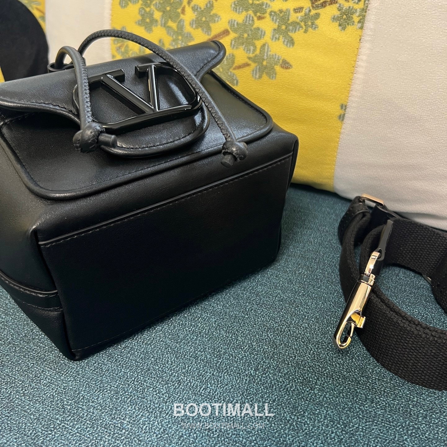Valentino Garavani VLOGO Signature Calfskin Loco Bucket Bag 발렌티노 가라바니 VLOGO 시그니처 2094 송아지 가죽 로코 버킷백 19cm 4