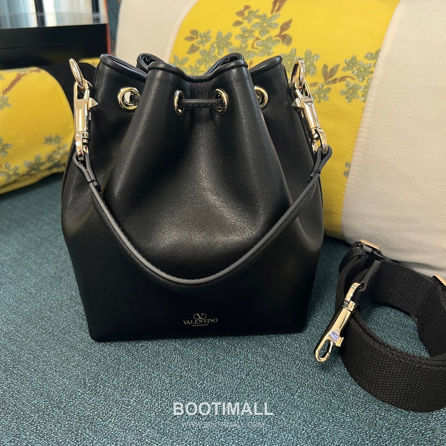 Valentino Garavani VLOGO Signature Calfskin Loco Bucket Bag 발렌티노 가라바니 VLOGO 시그니처 2094 송아지 가죽 로코 버킷백 19cm 5