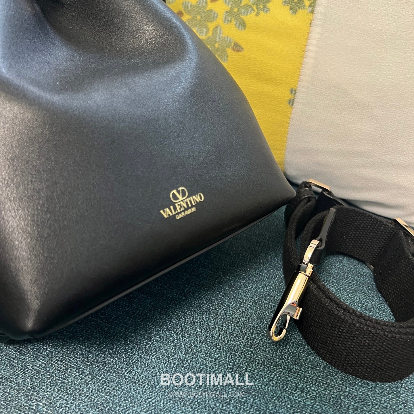 Valentino Garavani VLOGO Signature Calfskin Loco Bucket Bag 발렌티노 가라바니 VLOGO 시그니처 2094 송아지 가죽 로코 버킷백 19cm 6
