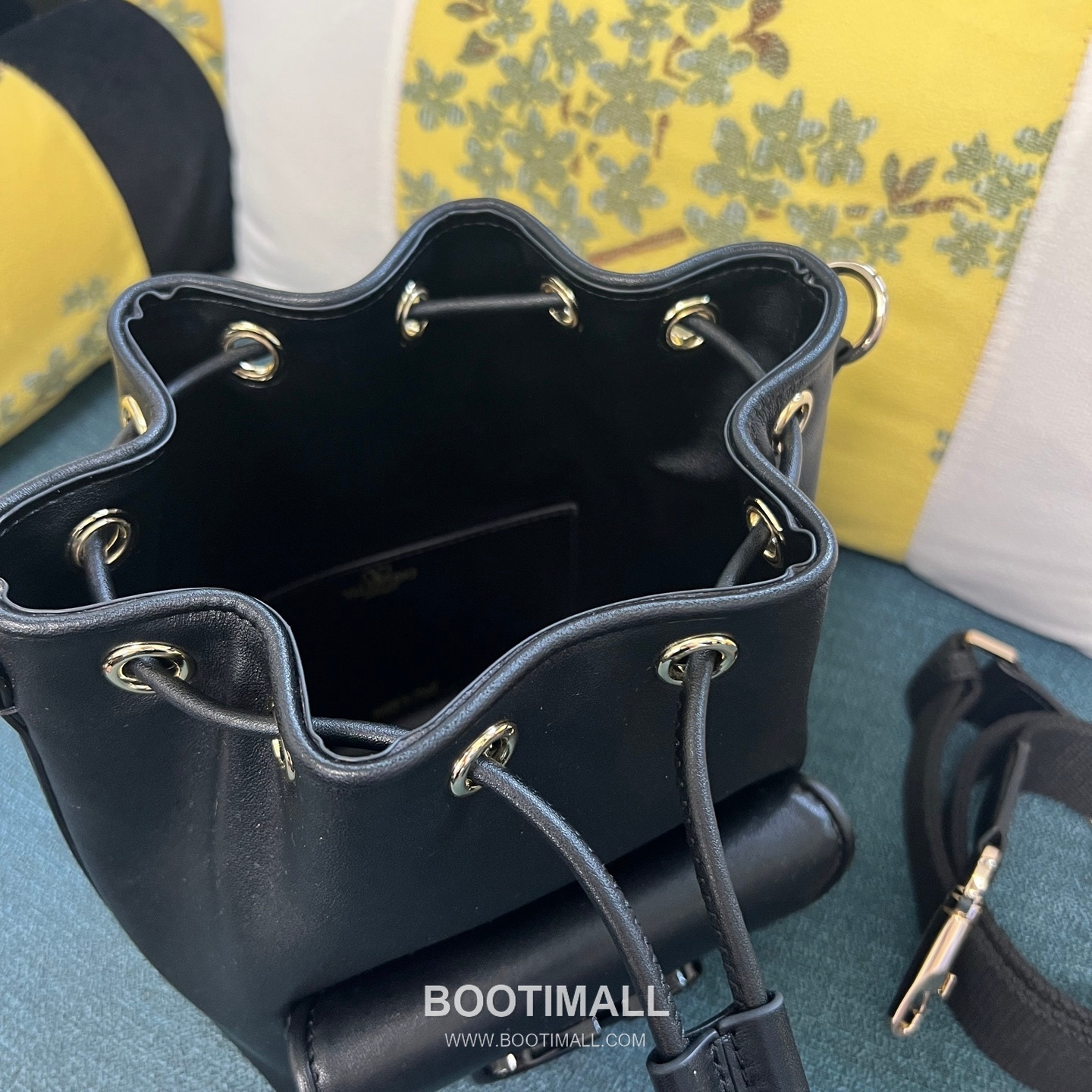 Valentino Garavani VLOGO Signature Calfskin Loco Bucket Bag 발렌티노 가라바니 VLOGO 시그니처 2094 송아지 가죽 로코 버킷백 19cm 7