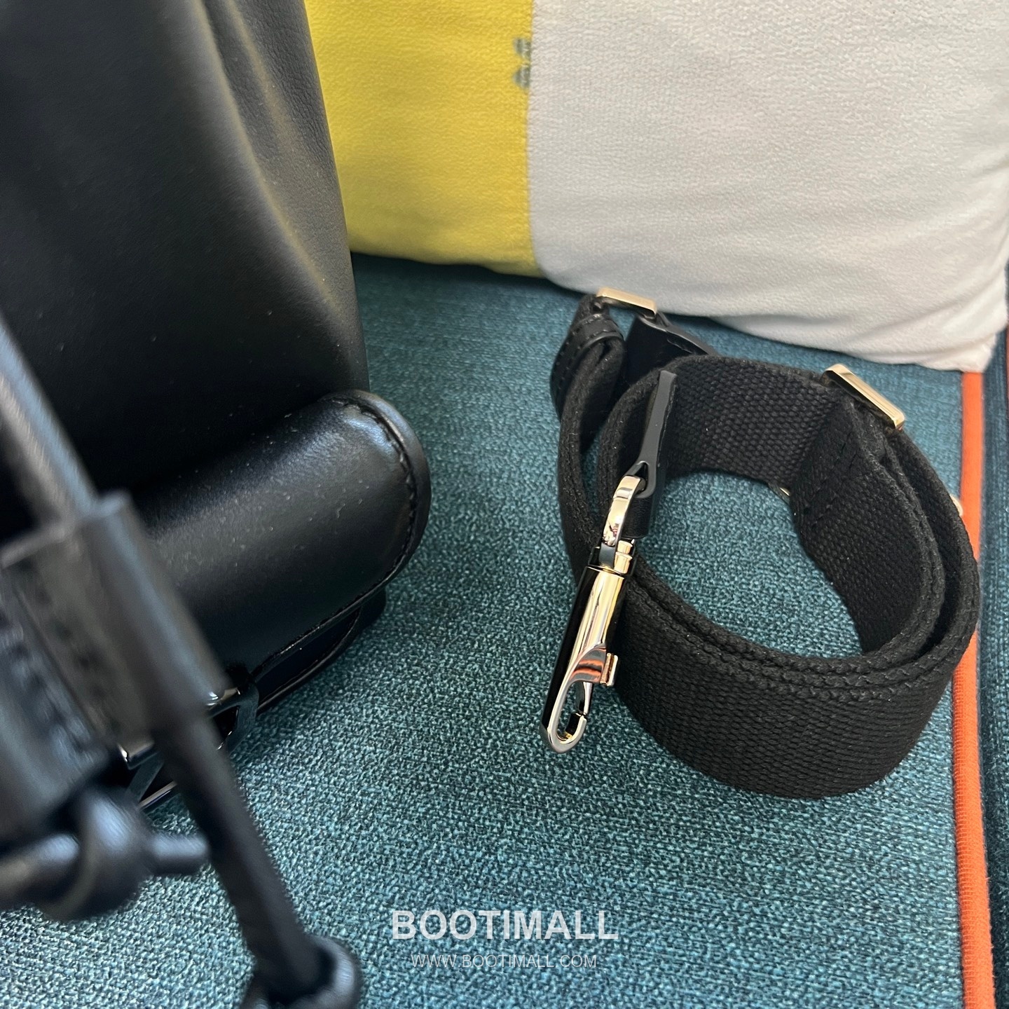 Valentino Garavani VLOGO Signature Calfskin Loco Bucket Bag 발렌티노 가라바니 VLOGO 시그니처 2094 송아지 가죽 로코 버킷백 19cm 9