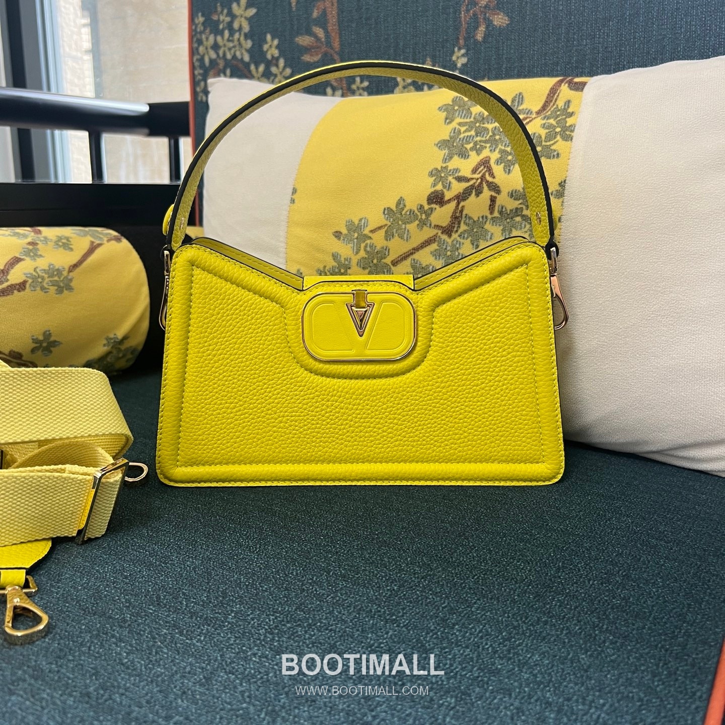 Valentino Garavani VLogo Signature Grain Calfskin Black Shoulder Bag 발렌티노 가라바니 2090 브이로고 시그니처 그레인 카프스킨 블랙 숄더백 24cm 1