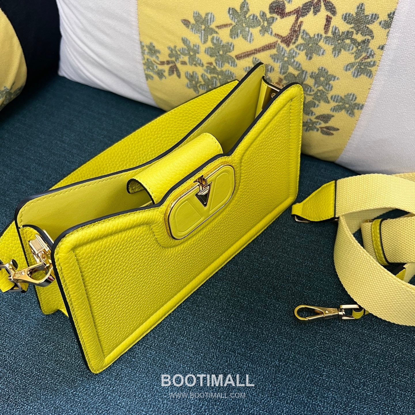 Valentino Garavani VLogo Signature Grain Calfskin Black Shoulder Bag 발렌티노 가라바니 2090 브이로고 시그니처 그레인 카프스킨 블랙 숄더백 24cm 2