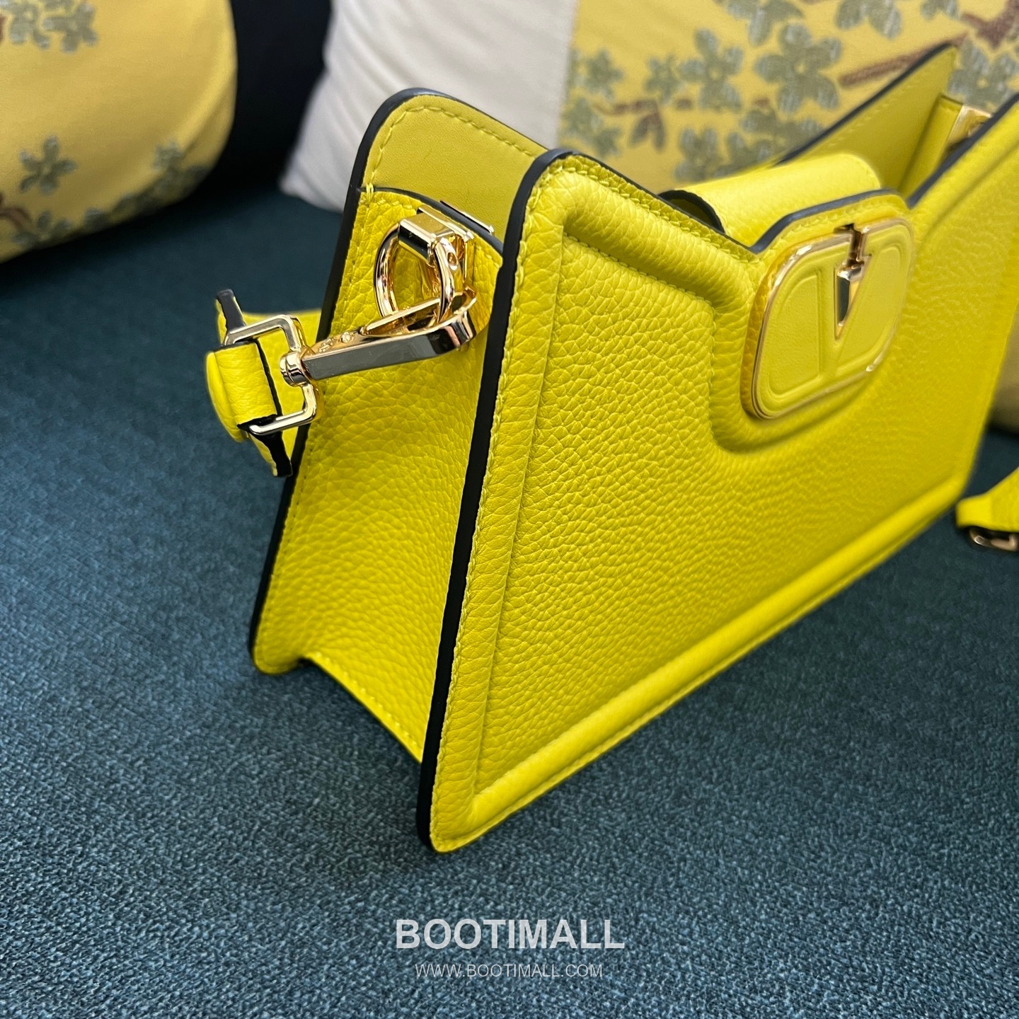 Valentino Garavani VLogo Signature Grain Calfskin Black Shoulder Bag 발렌티노 가라바니 2090 브이로고 시그니처 그레인 카프스킨 블랙 숄더백 24cm 3