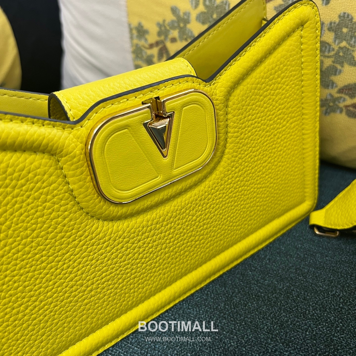 Valentino Garavani VLogo Signature Grain Calfskin Black Shoulder Bag 발렌티노 가라바니 2090 브이로고 시그니처 그레인 카프스킨 블랙 숄더백 24cm 4