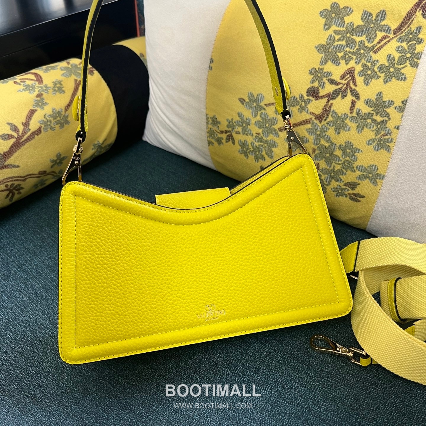 Valentino Garavani VLogo Signature Grain Calfskin Black Shoulder Bag 발렌티노 가라바니 2090 브이로고 시그니처 그레인 카프스킨 블랙 숄더백 24cm 5