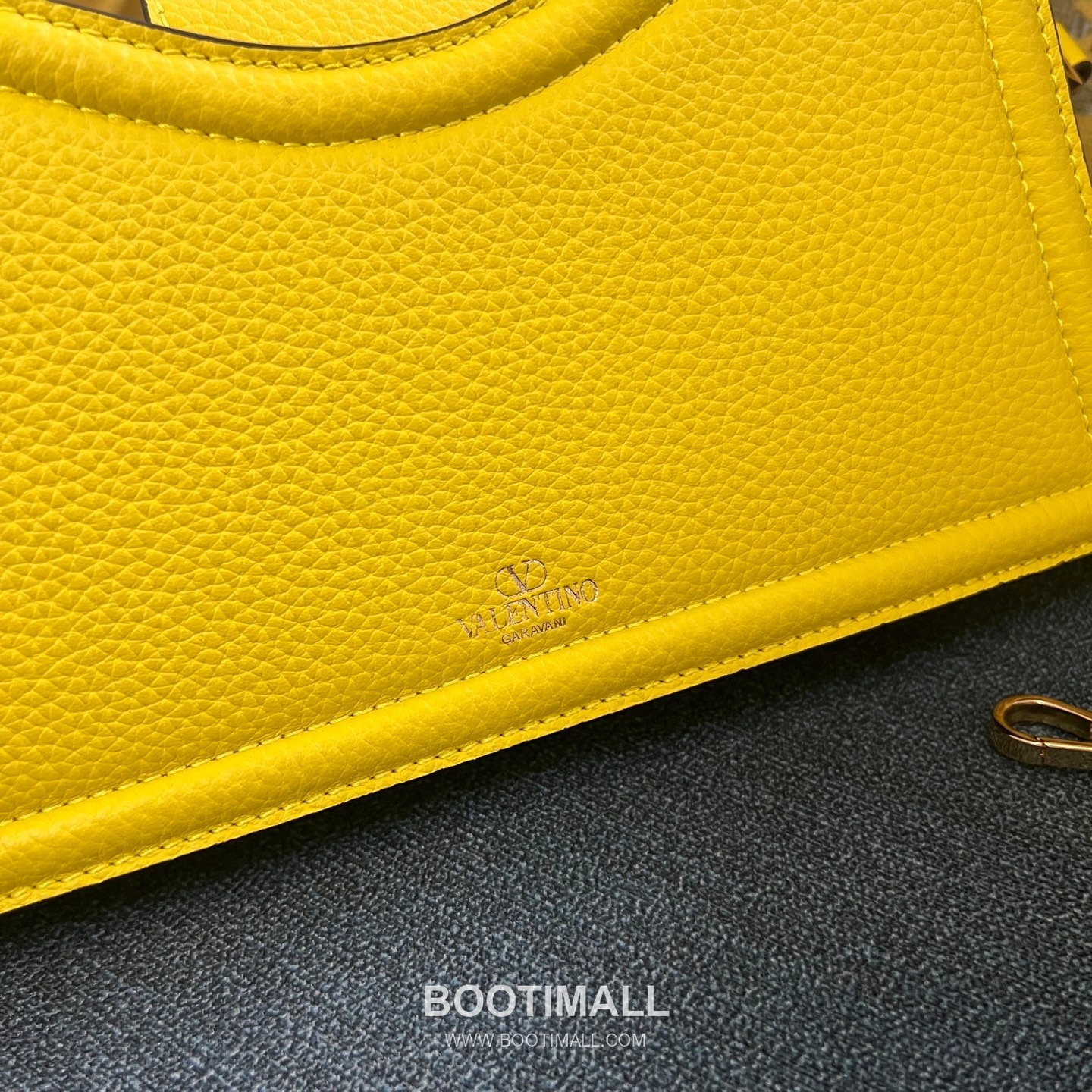 Valentino Garavani VLogo Signature Grain Calfskin Black Shoulder Bag 발렌티노 가라바니 2090 브이로고 시그니처 그레인 카프스킨 블랙 숄더백 24cm 6