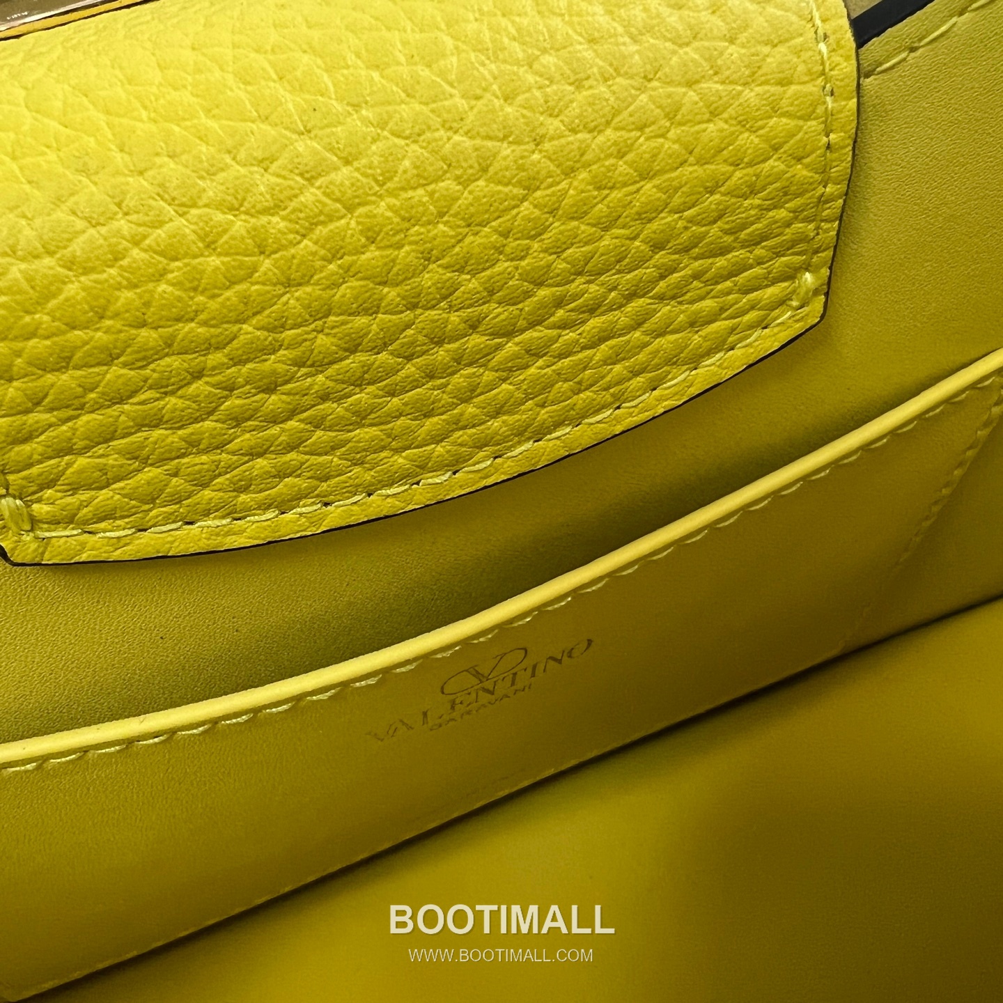 Valentino Garavani VLogo Signature Grain Calfskin Black Shoulder Bag 발렌티노 가라바니 2090 브이로고 시그니처 그레인 카프스킨 블랙 숄더백 24cm 8