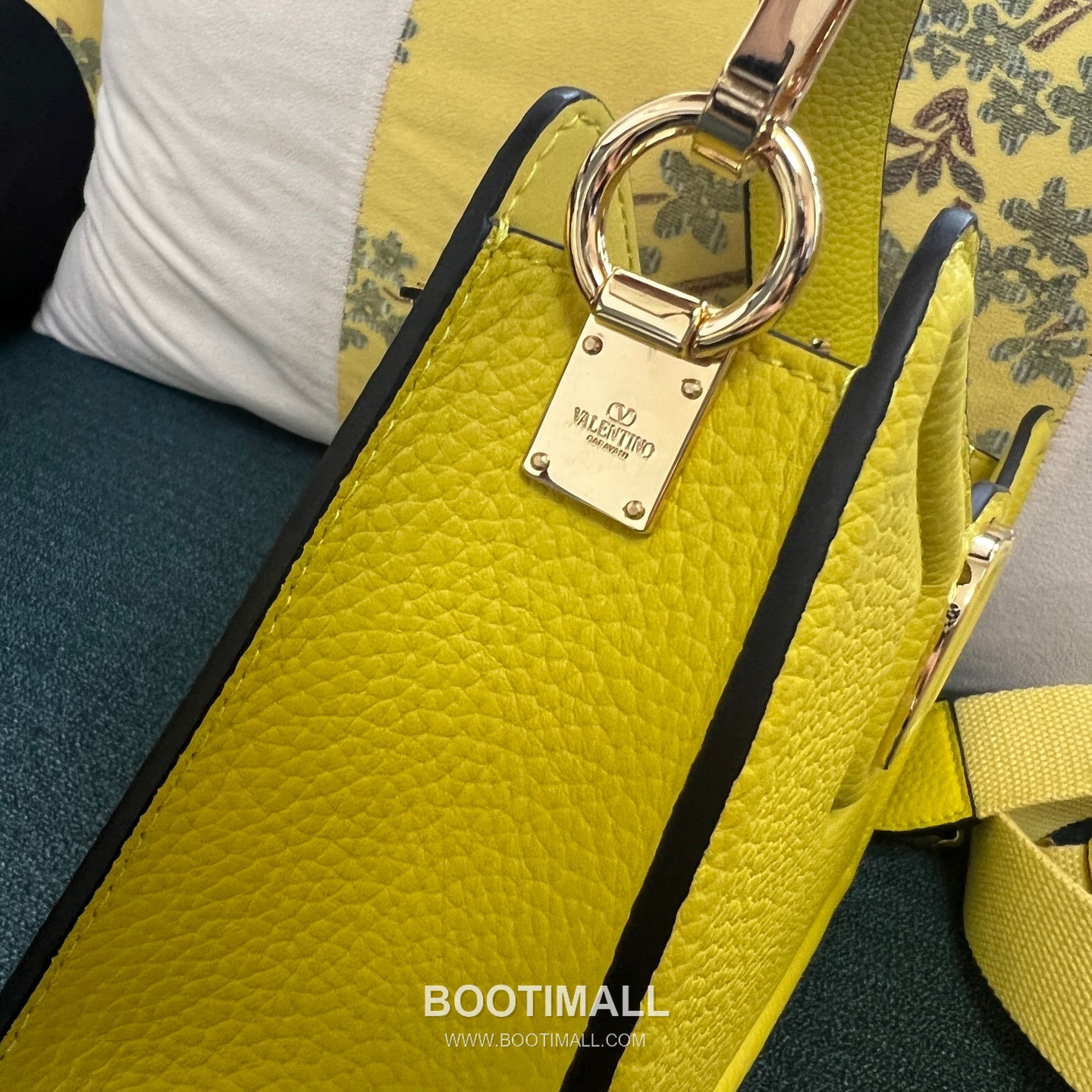 Valentino Garavani VLogo Signature Grain Calfskin Black Shoulder Bag 발렌티노 가라바니 2090 브이로고 시그니처 그레인 카프스킨 블랙 숄더백 24cm 9