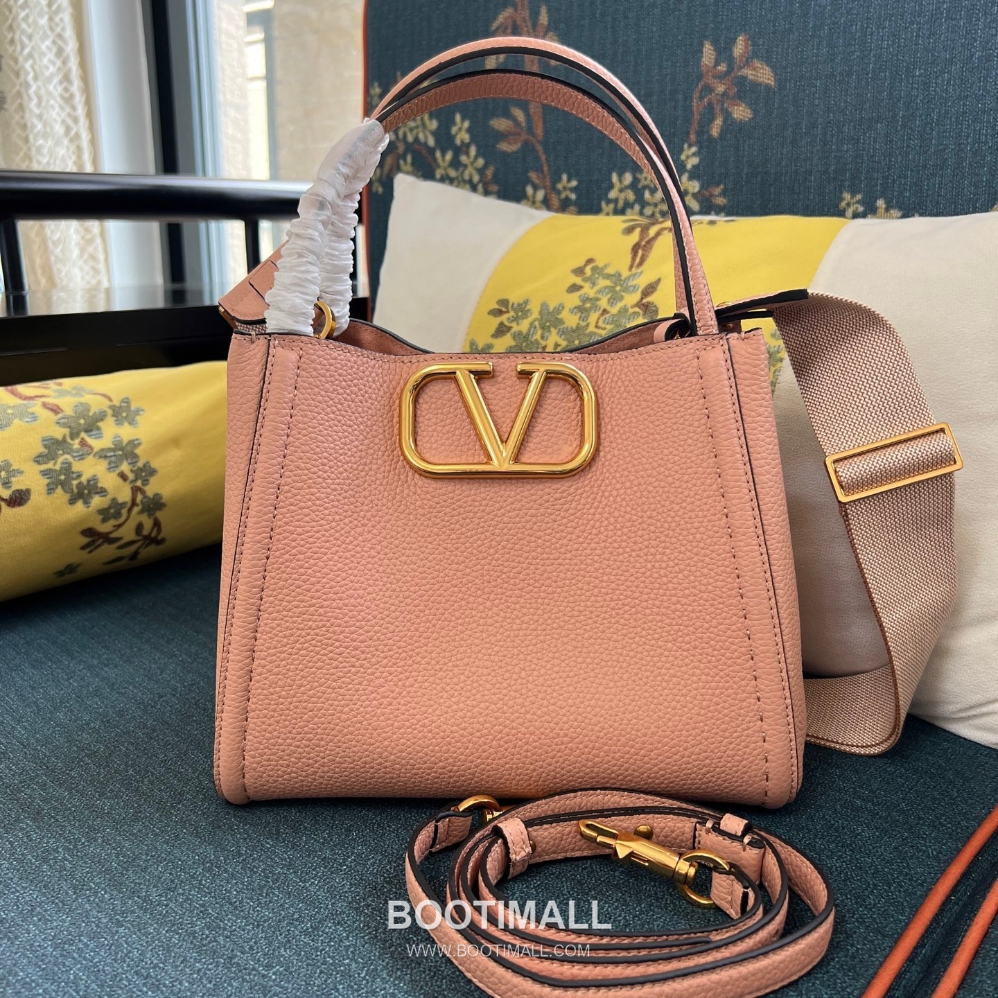 Valentino Garavani VLogo Signature Medium Grained Calfskin Tote Bag 발렌티노 가라바니 브이로고 시그니처 미디엄 2089M 그레인드 카프스킨 토트백 26cm 1