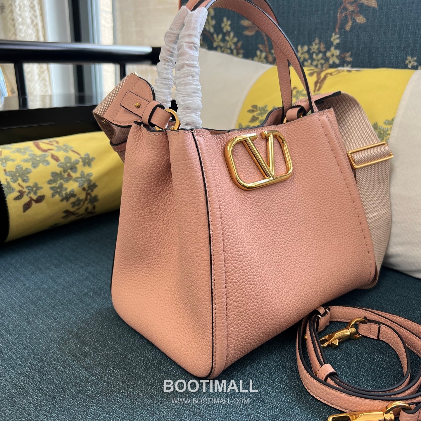 Valentino Garavani VLogo Signature Medium Grained Calfskin Tote Bag 발렌티노 가라바니 브이로고 시그니처 미디엄 2089M 그레인드 카프스킨 토트백 26cm 2