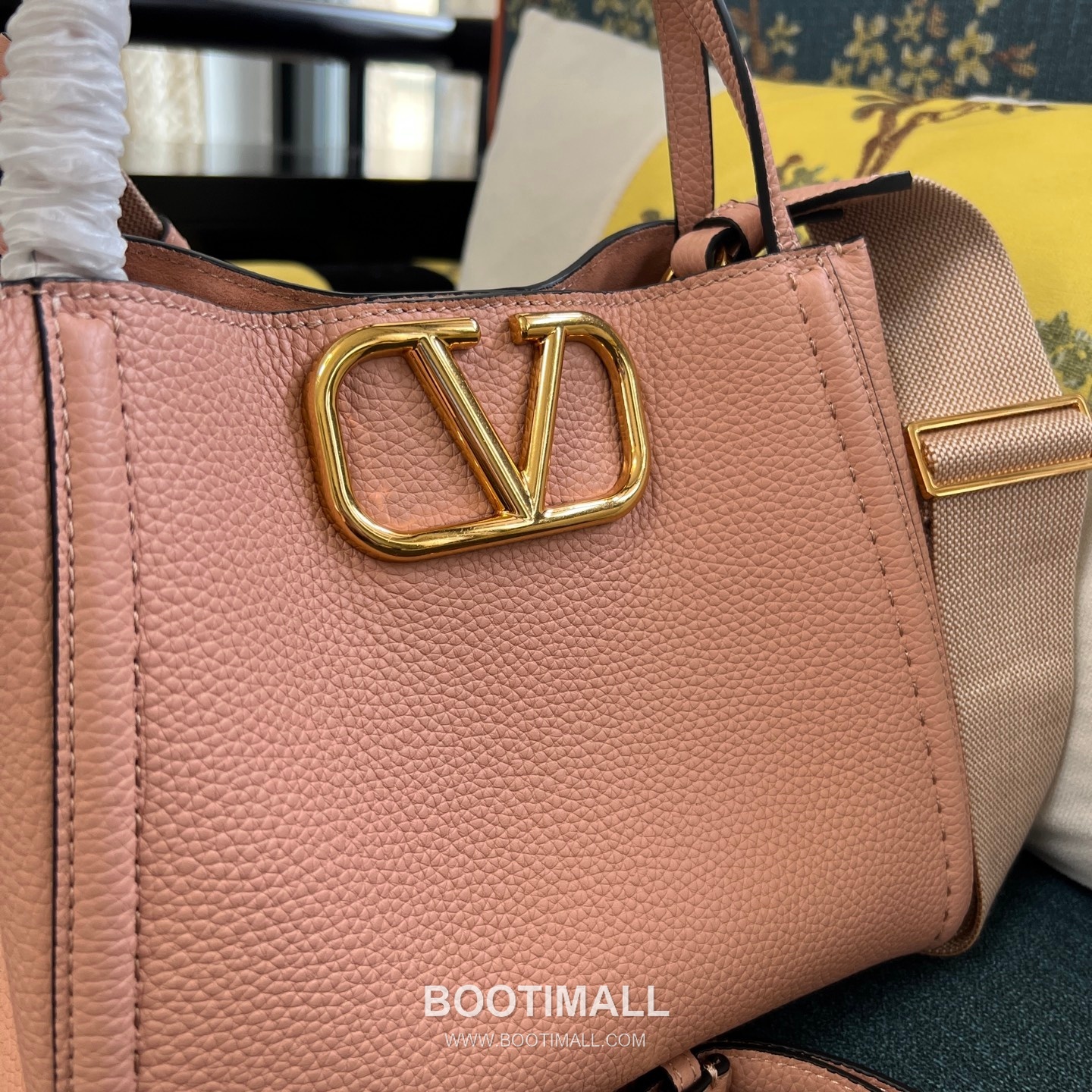 Valentino Garavani VLogo Signature Medium Grained Calfskin Tote Bag 발렌티노 가라바니 브이로고 시그니처 미디엄 2089M 그레인드 카프스킨 토트백 26cm 3