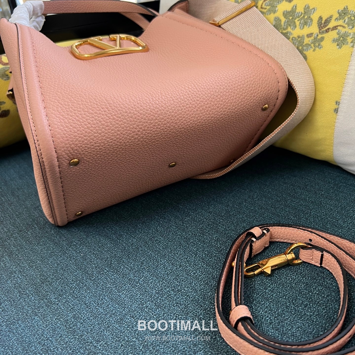 Valentino Garavani VLogo Signature Medium Grained Calfskin Tote Bag 발렌티노 가라바니 브이로고 시그니처 미디엄 2089M 그레인드 카프스킨 토트백 26cm 5