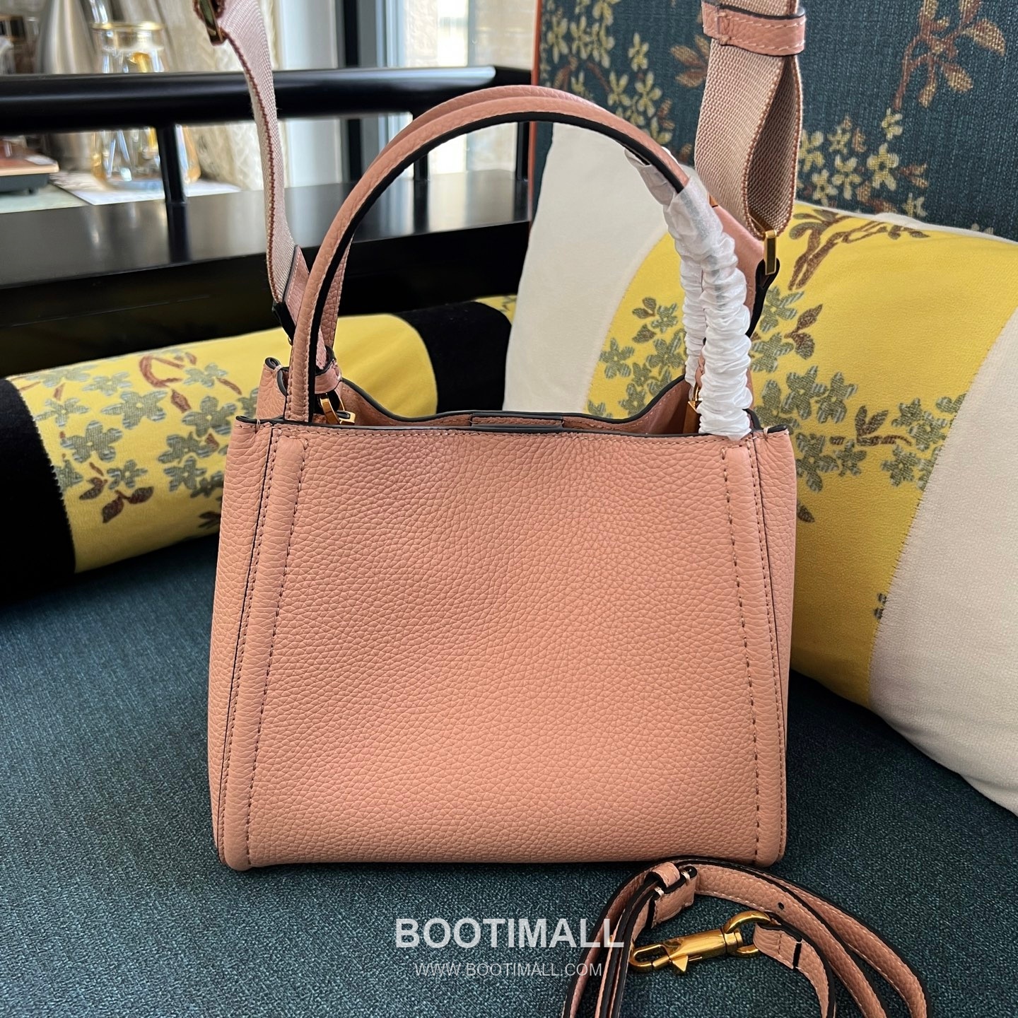 Valentino Garavani VLogo Signature Medium Grained Calfskin Tote Bag 발렌티노 가라바니 브이로고 시그니처 미디엄 2089M 그레인드 카프스킨 토트백 26cm 6