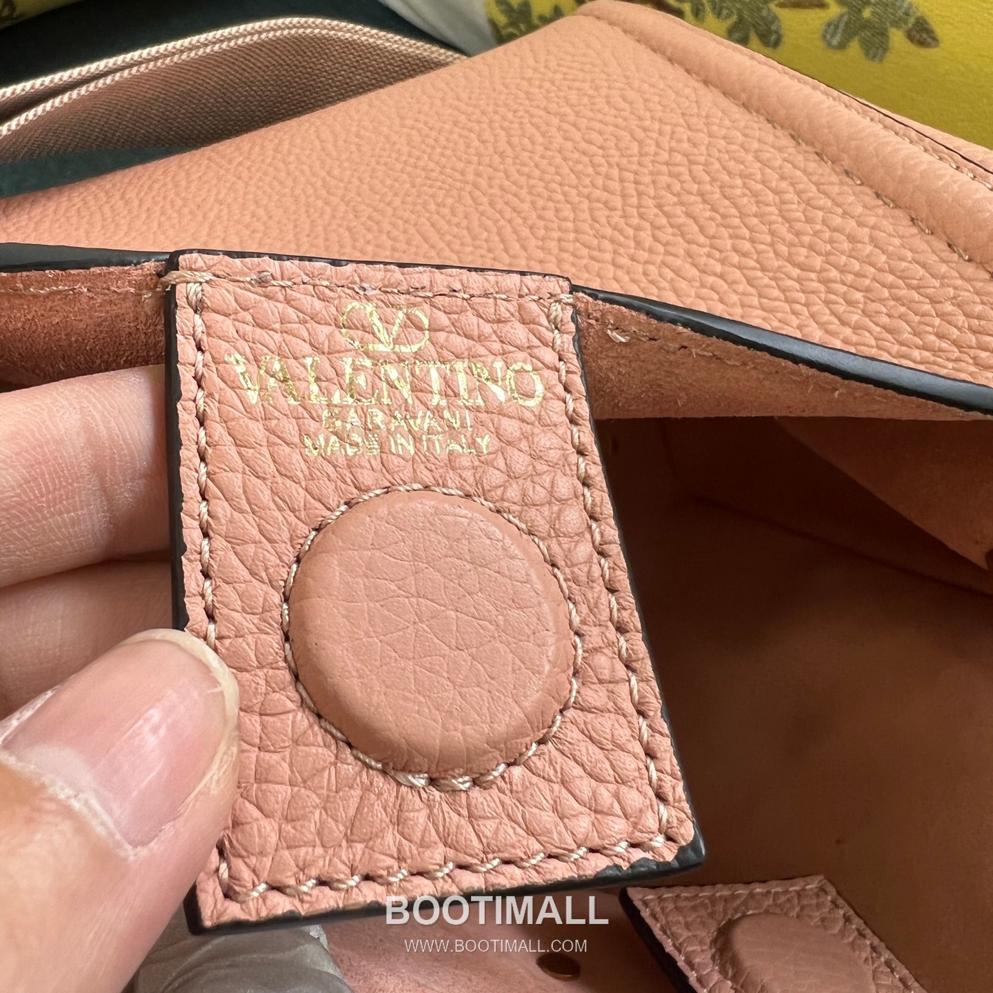 Valentino Garavani VLogo Signature Medium Grained Calfskin Tote Bag 발렌티노 가라바니 브이로고 시그니처 미디엄 2089M 그레인드 카프스킨 토트백 26cm 9