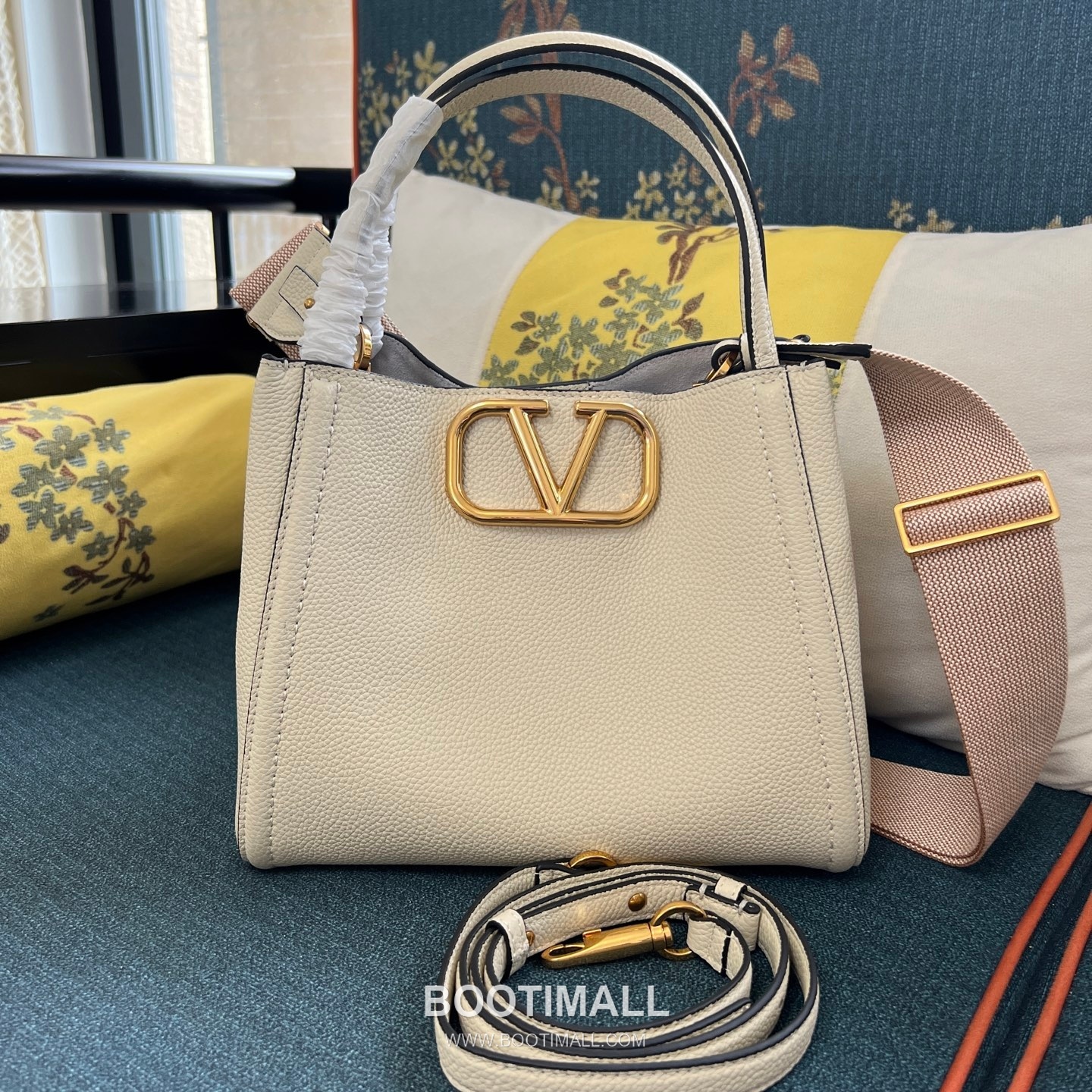 Valentino Garavani VLogo Signature Medium Grained Calfskin Tote Bag 발렌티노 가라바니 브이로고 시그니처 미디엄 2089M 그레인드 카프스킨 토트백 26cm 1