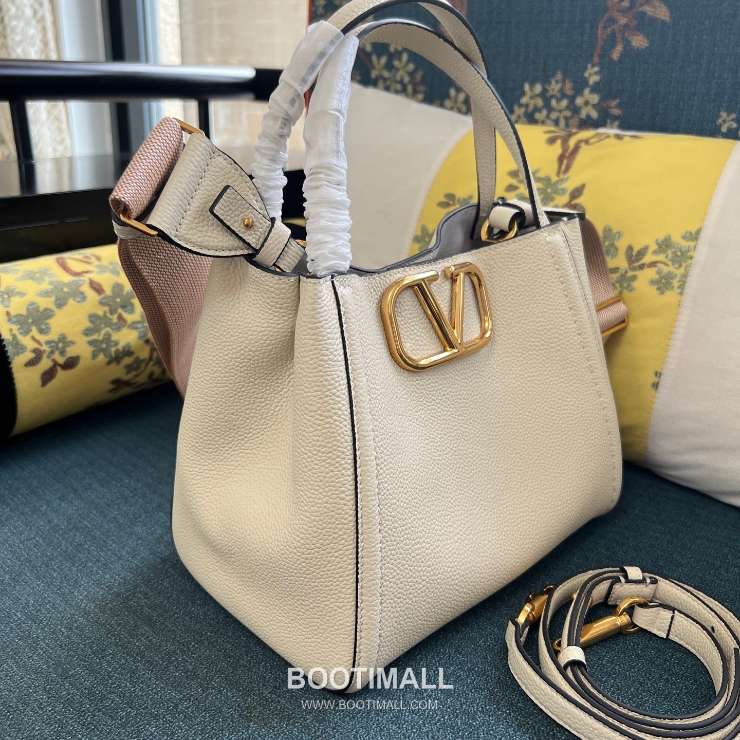 Valentino Garavani VLogo Signature Medium Grained Calfskin Tote Bag 발렌티노 가라바니 브이로고 시그니처 미디엄 2089M 그레인드 카프스킨 토트백 26cm 2