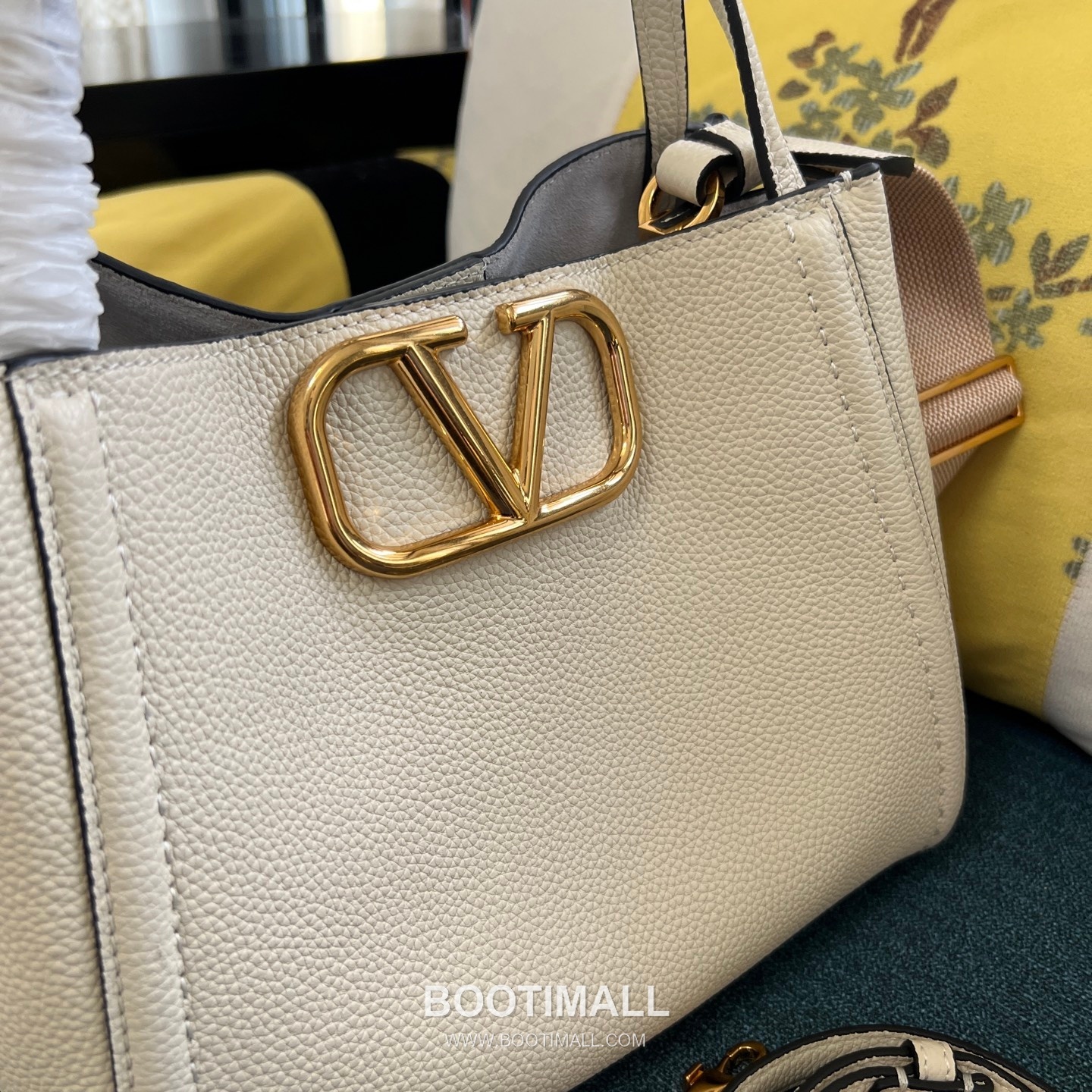 Valentino Garavani VLogo Signature Medium Grained Calfskin Tote Bag 발렌티노 가라바니 브이로고 시그니처 미디엄 2089M 그레인드 카프스킨 토트백 26cm 3