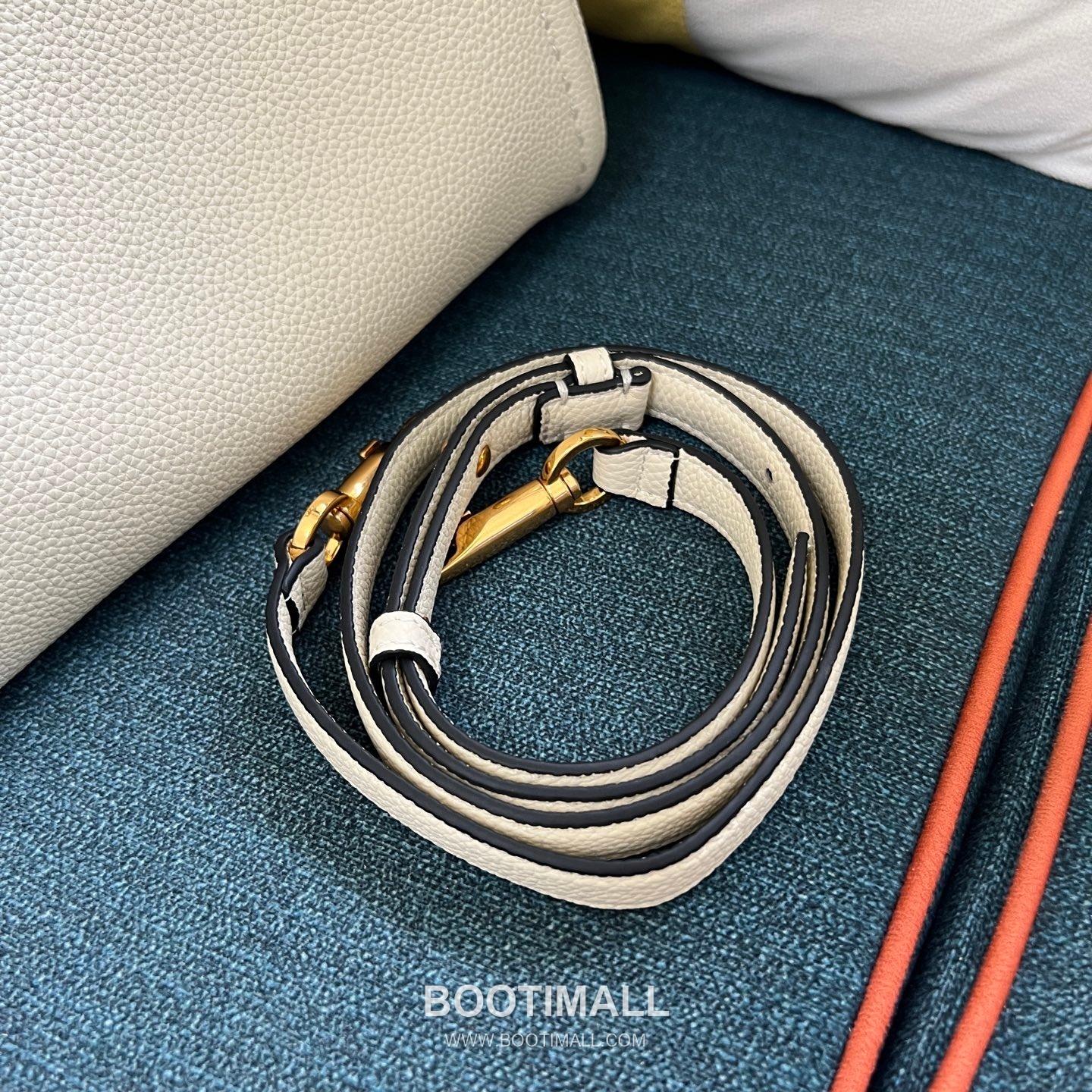 Valentino Garavani VLogo Signature Medium Grained Calfskin Tote Bag 발렌티노 가라바니 브이로고 시그니처 미디엄 2089M 그레인드 카프스킨 토트백 26cm 4