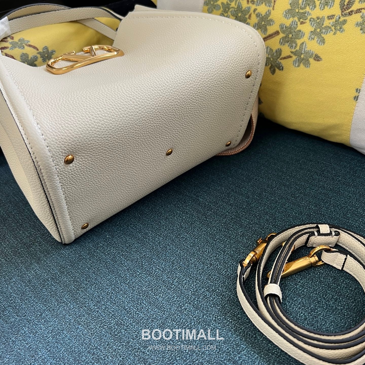 Valentino Garavani VLogo Signature Medium Grained Calfskin Tote Bag 발렌티노 가라바니 브이로고 시그니처 미디엄 2089M 그레인드 카프스킨 토트백 26cm 5