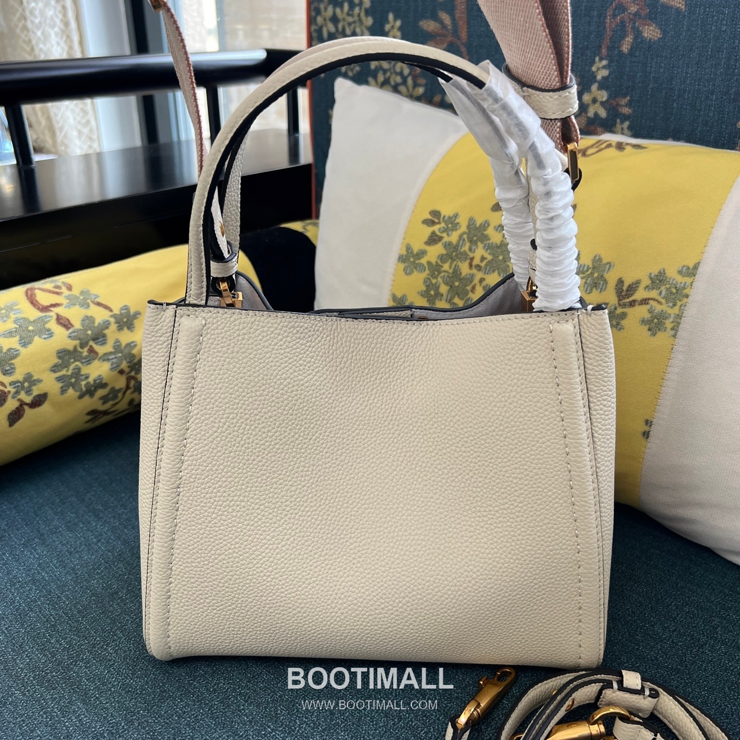 Valentino Garavani VLogo Signature Medium Grained Calfskin Tote Bag 발렌티노 가라바니 브이로고 시그니처 미디엄 2089M 그레인드 카프스킨 토트백 26cm 6