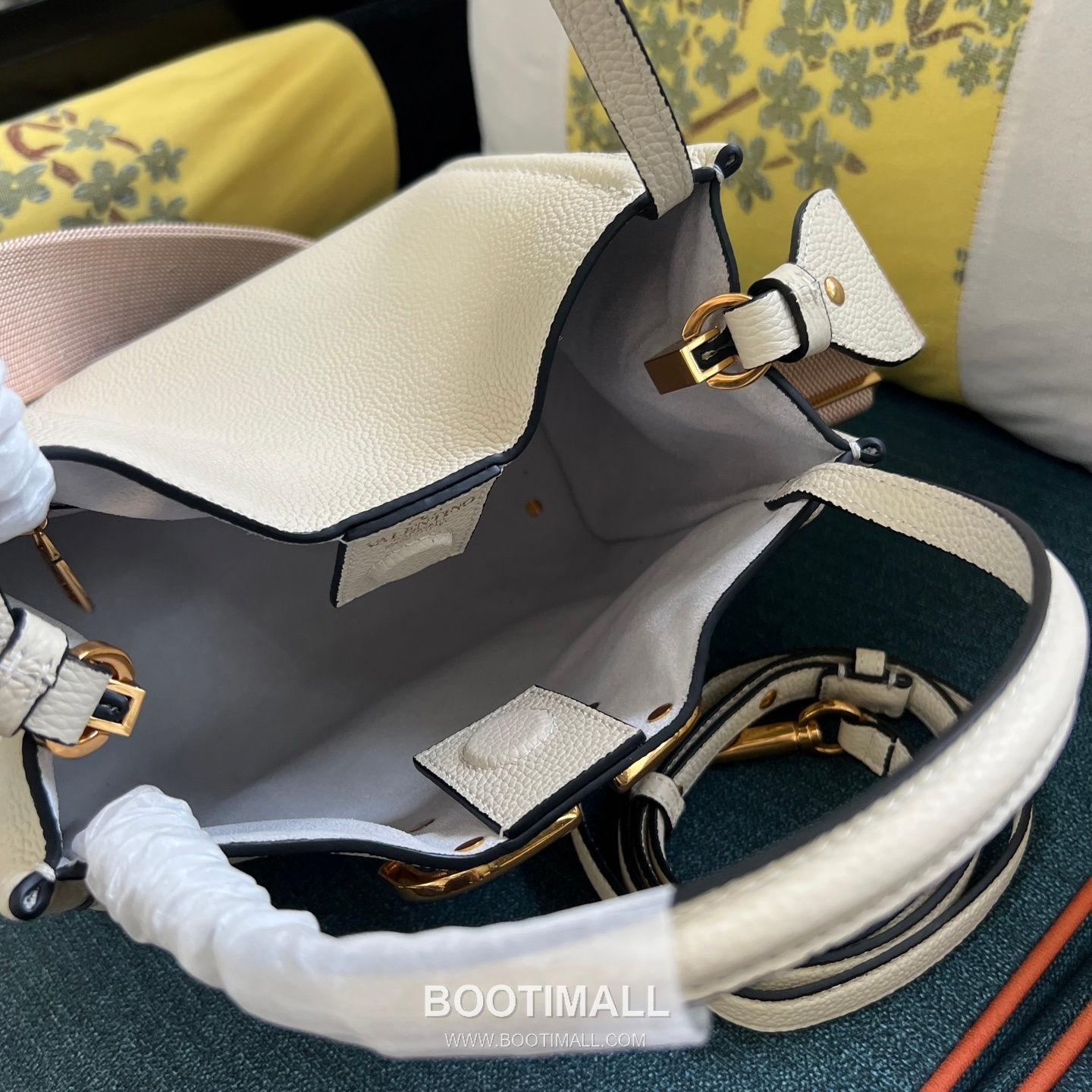 Valentino Garavani VLogo Signature Medium Grained Calfskin Tote Bag 발렌티노 가라바니 브이로고 시그니처 미디엄 2089M 그레인드 카프스킨 토트백 26cm 8